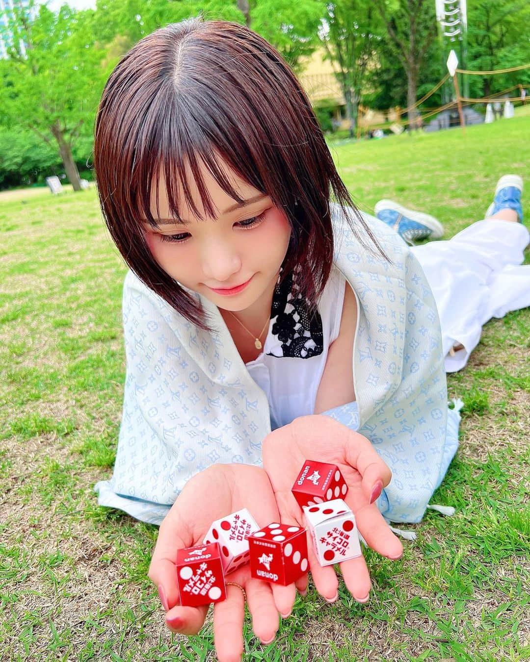 みもれもんさんのインスタグラム写真 - (みもれもんInstagram)「If you notice this year, it's June ⭐️ Hydrangea and Yu flowers bloom in Japan!💐🌼  気づけば今年も6月になりましたねぇ🎏 今年もぉ家の近くに咲く アジサイを見るのが楽しみ＼(^^)／🤣💓  #みもれもん #Mimolemon #インスタグラビア #黒髪 #ボブ #ハイトーン#インナーカラー #日本女孩 #Japanesegirl #japan #asiangirl  #tokyo #opensea #NFT」6月3日 12時01分 - mimore_mon0929