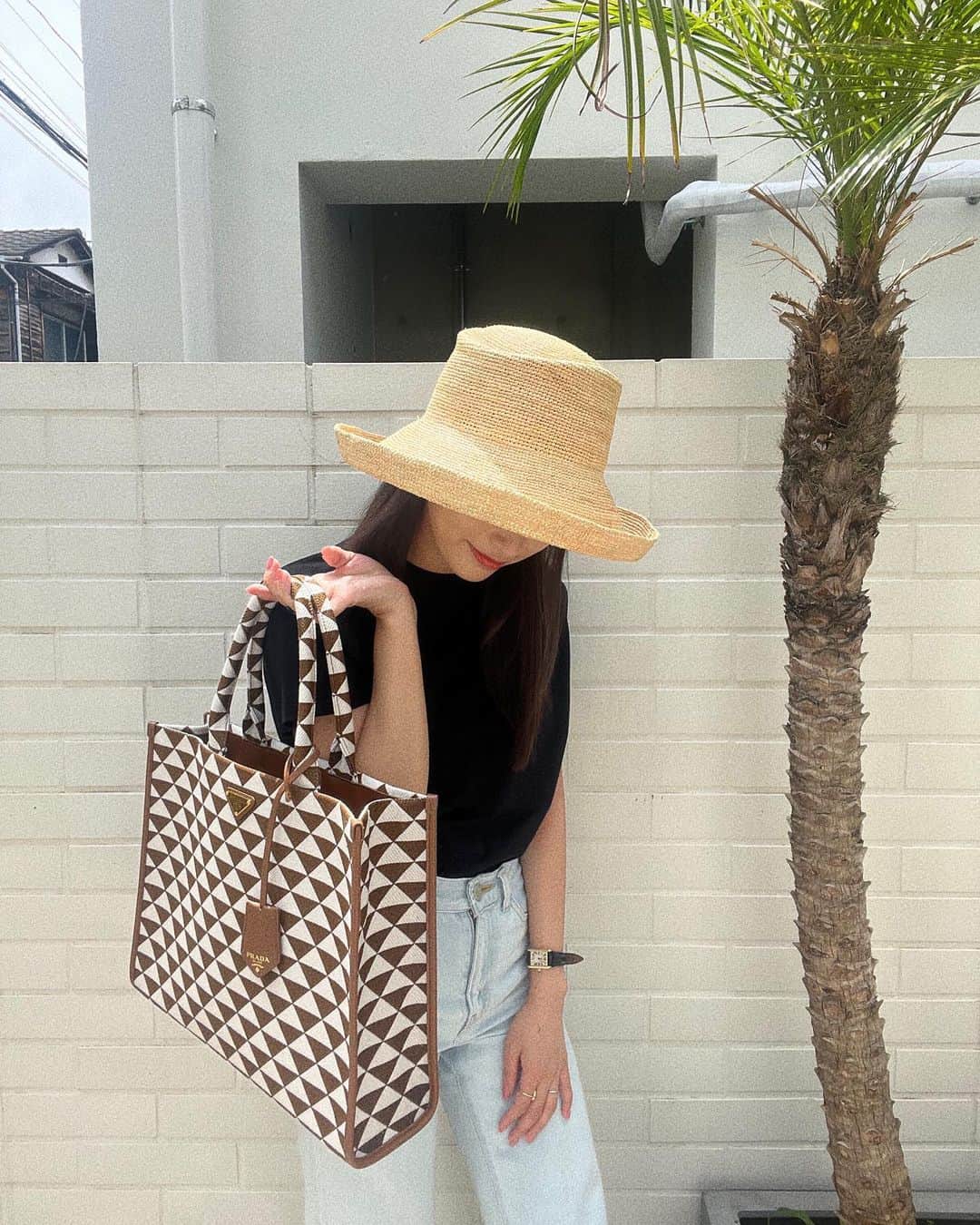 近藤千尋さんのインスタグラム写真 - (近藤千尋Instagram)「私的な夏の定番コーデ👒👖💕 服がシンプルな時は柄のカバン🤍  @prada  #PradaSymbole  今日は一日長いお仕事ですが、 夜まで頑張ります☺️✨  朝ラヴィットありがとうございました❤️ また衣装とかも載せますね🥰  暑いから熱中症などに 気を付けてくださいね💦🙀🌈」6月3日 12時18分 - chipichan.1215