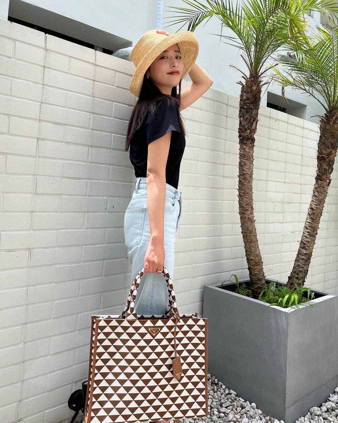 近藤千尋さんのインスタグラム写真 - (近藤千尋Instagram)「私的な夏の定番コーデ👒👖💕 服がシンプルな時は柄のカバン🤍  @prada  #PradaSymbole  今日は一日長いお仕事ですが、 夜まで頑張ります☺️✨  朝ラヴィットありがとうございました❤️ また衣装とかも載せますね🥰  暑いから熱中症などに 気を付けてくださいね💦🙀🌈」6月3日 12時18分 - chipichan.1215