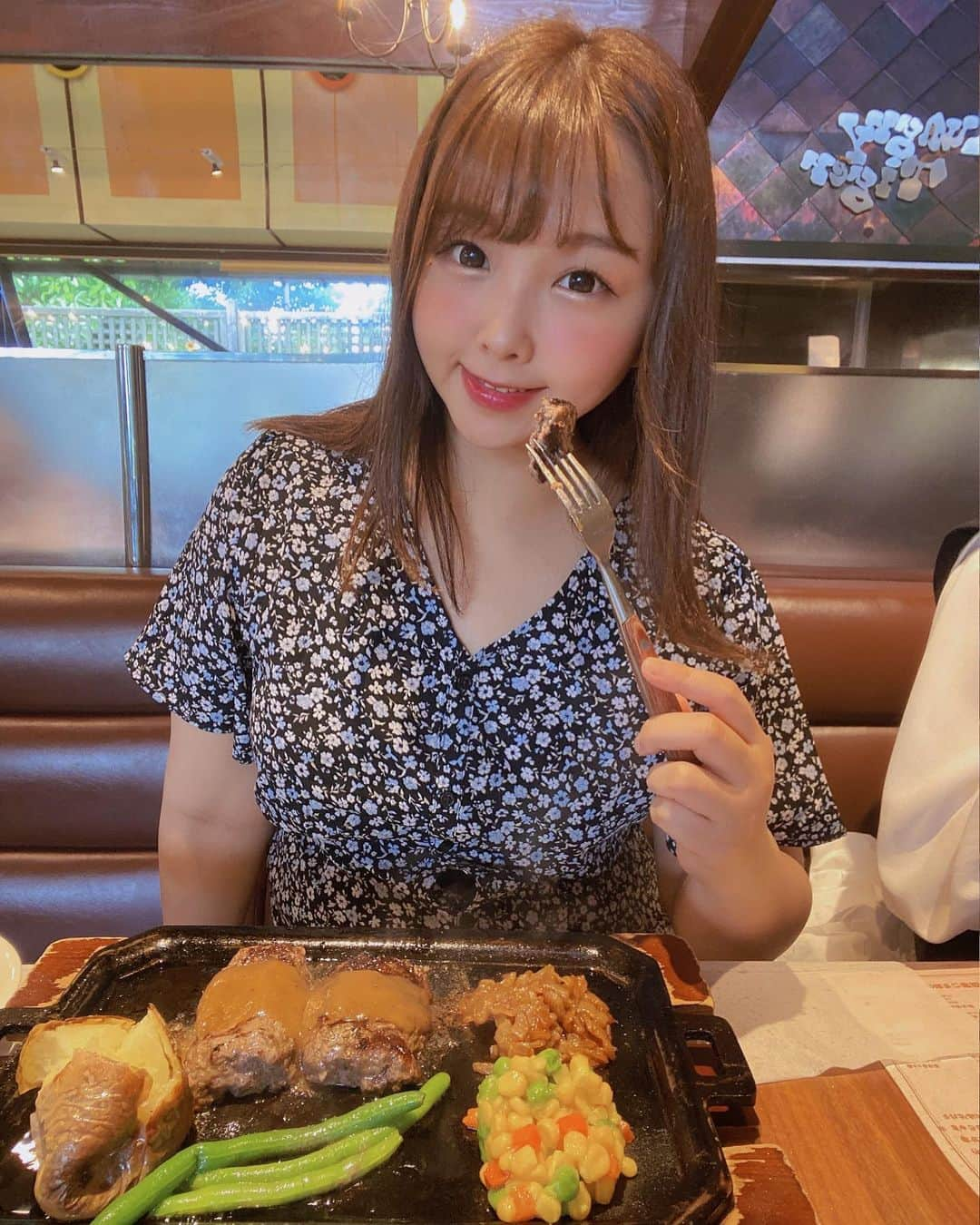 岩村捺未さんのインスタグラム写真 - (岩村捺未Instagram)「横浜のハンバーグ、ステーキレストラン🫶　　 大好きな #hungrytiger 🍽   最近ハンバーグマイブームでよく食べてる🥰　 神奈川県民なら知らない人いない気がする！　 牛肉100%で本当に美味しいです〜♡  　 神奈川に来たら絶対食べてみて！！！　 本当に美味しいから🥹💛　 　 　 #ハンバーグ #ハンバーグ大好き #hungrytiger #横浜 #ぽっちゃり #ぽっちゃり女子」6月3日 12時40分 - iwamuranachu