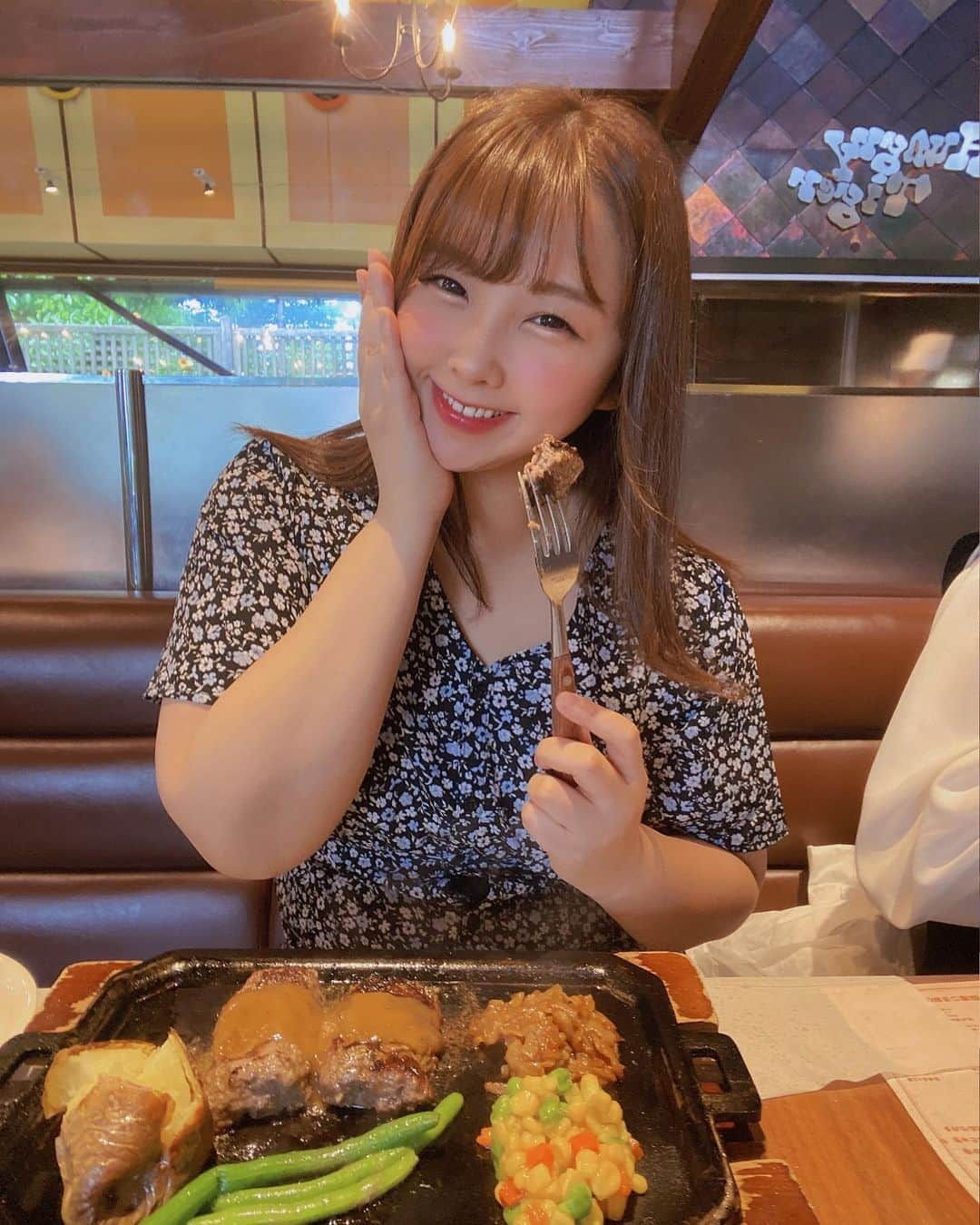 岩村捺未さんのインスタグラム写真 - (岩村捺未Instagram)「横浜のハンバーグ、ステーキレストラン🫶　　 大好きな #hungrytiger 🍽   最近ハンバーグマイブームでよく食べてる🥰　 神奈川県民なら知らない人いない気がする！　 牛肉100%で本当に美味しいです〜♡  　 神奈川に来たら絶対食べてみて！！！　 本当に美味しいから🥹💛　 　 　 #ハンバーグ #ハンバーグ大好き #hungrytiger #横浜 #ぽっちゃり #ぽっちゃり女子」6月3日 12時40分 - iwamuranachu