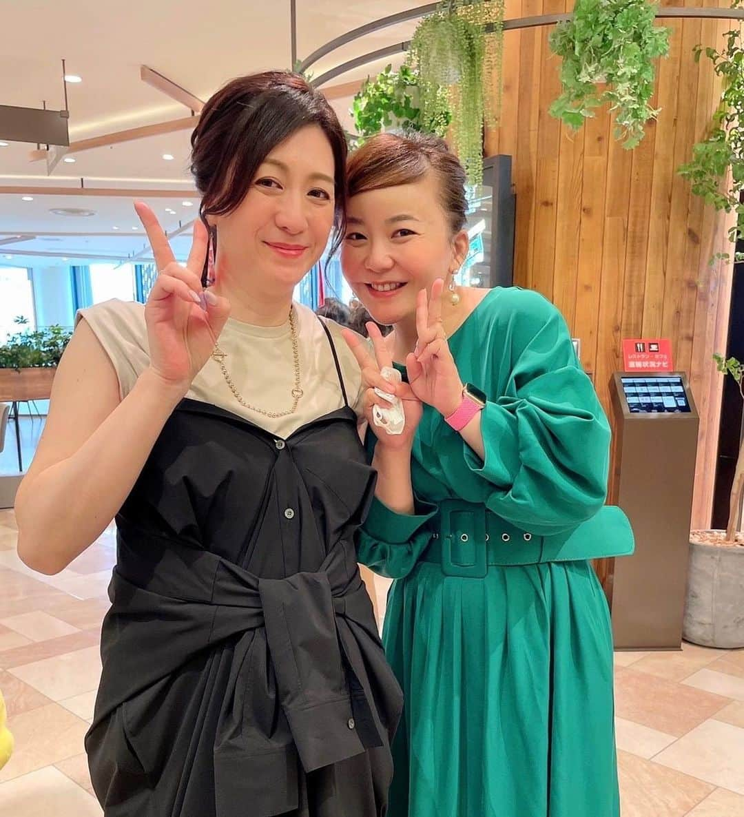 野々村友紀子さんのインスタグラム写真 - (野々村友紀子Instagram)「ともちゃんと✨  本日19時❣️関西テレビ【ちまたのジョーシキちゃん】で華原朋美ちゃんとロケに行かせてもらいました✨  ともちゃんとのロケ、 めちゃくちゃ楽しかったのですが、 今までのロケで、いっっちばん番疲れました😂😆🤣  ともちゃんがスターすぎて自由すぎて、もーう、大暴れです。 マジで仕事の途中で初めて、ソーッと帰ろかなと思いました😆😆😆  月亭八光くんもモノマネのJPさんも アドバイザーの皆様も ずーっと、ともちゃんに翻弄されて ほんとすごかった！！  あまり見たことない、困ってキョロっている私を見てください😭  でも、あのともちゃんといろいろ話せて 好きって言ってもらえて とってもかわいくて ほんと嬉しい1日でした。  とにかくこの日はぐっすり寝ました！！  ともちゃん、ありがとうございました！  これは全国の皆さんに見てほしいー‼️  見逃し無料配信とかで、どうにかして見てー‼️」6月3日 12時43分 - nonomura_yukiko