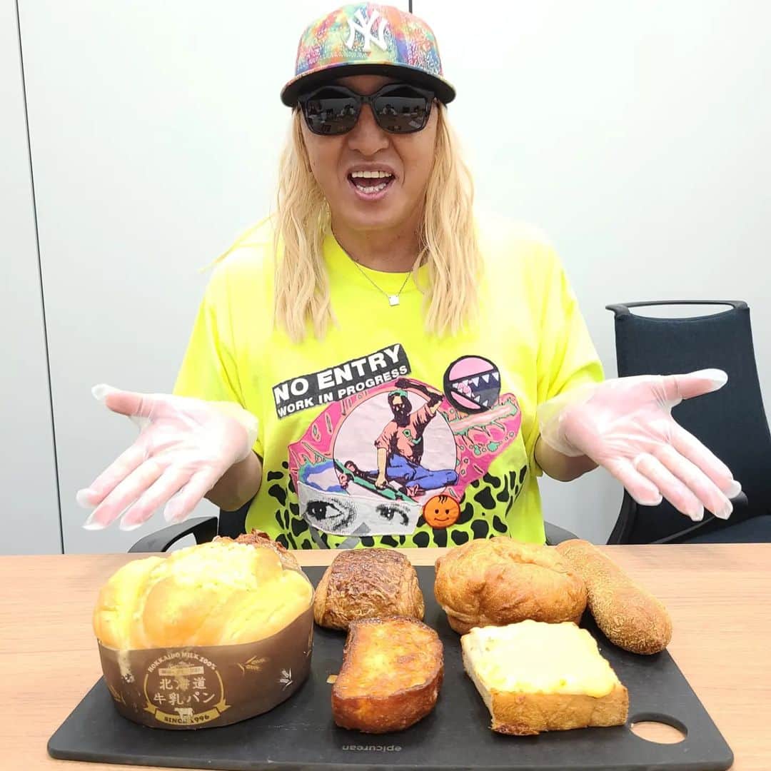 DJ KOOさんのインスタグラム写真 - (DJ KOOInstagram)「月イチでやってる、DJ KOOチーム パン試食会！！スタッフ各々がコレは！と思うパンを持ちよって食べ比べ DO DANCE！！  皆、自分が買って来たパンに票が集まるかドキドキwしながら楽しくパンミーティング   #パン  #DJKOO」6月3日 13時42分 - dj_koo1019