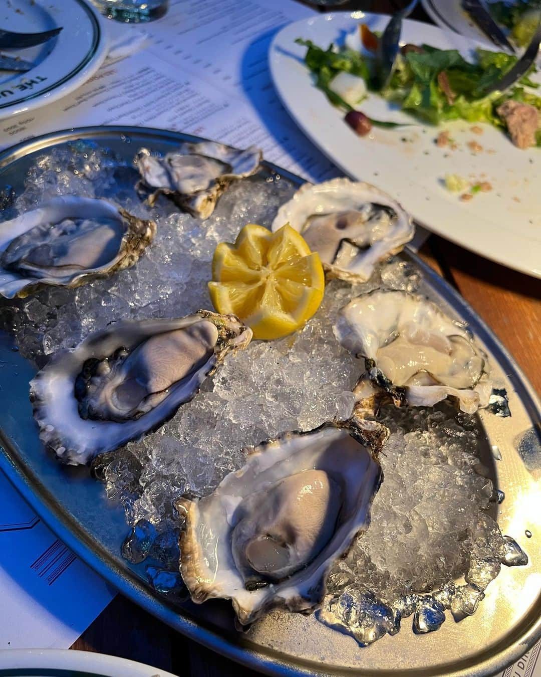 五明祐子さんのインスタグラム写真 - (五明祐子Instagram)「都会の夜の素敵な婦人会😍🥂 マエノリさん、ゆかさん、イナトモさんと✨ これまた素敵なレストラン　　@theuppertokyo にて。 ビルの間にあるルーフトップテラス、今の季節最高だった😆  お料理もおいしかったな〜🤤 （特に生ガキはあと2回はおかわりしたいってほど美味しかった🤤）  一瞬海外？って錯覚するほど 都会的でかなりアガるレストラン✨ ランチも気持ち良さそう😙  #theuppertokyo #丸の内のレストラン#ルーフトップテラス#こんな世界があるのね😳#久しぶり#みなさんに会えて#嬉しい夜💙#都会の夜#アガるレストラン」6月3日 13時55分 - gomyoyuko