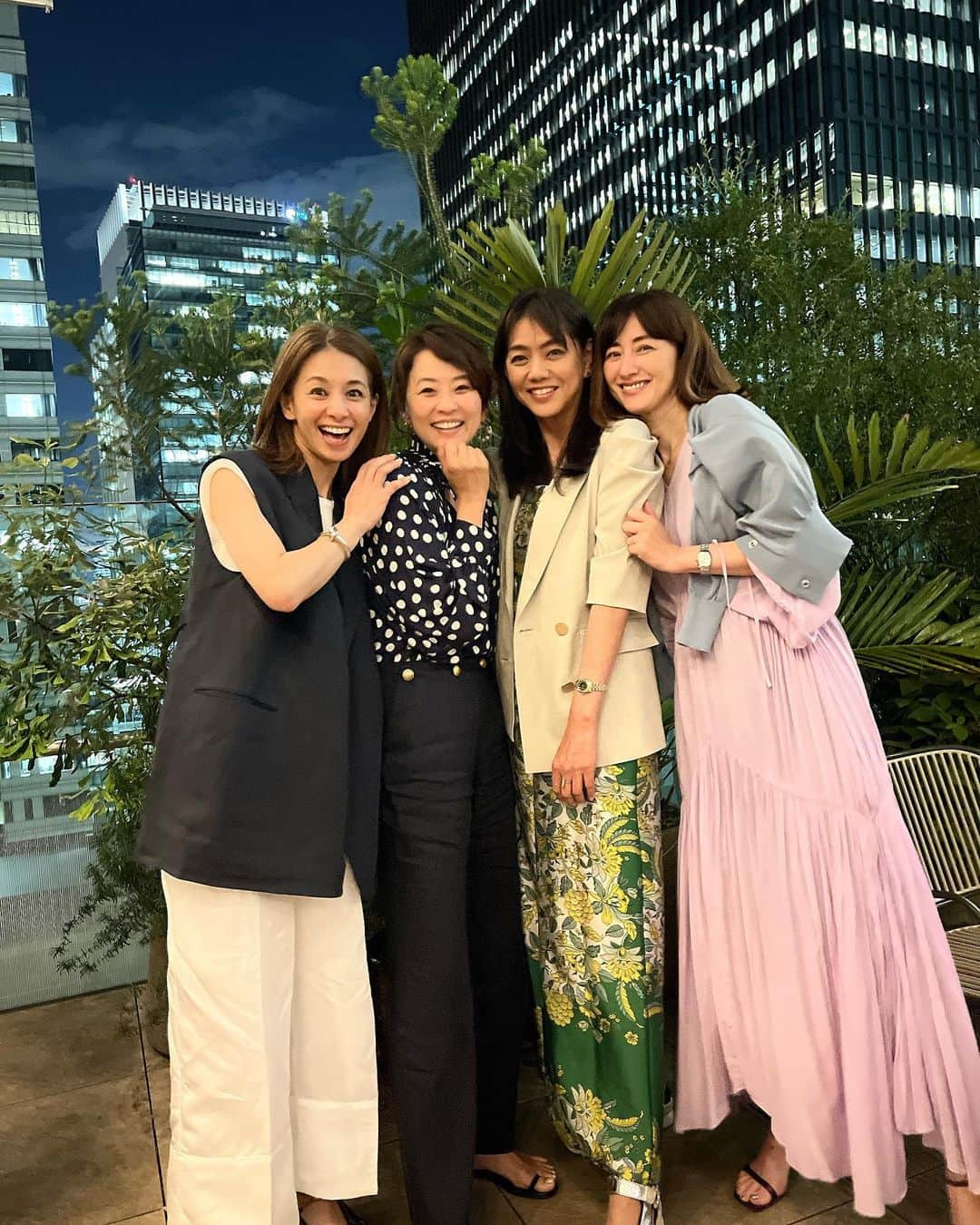 五明祐子さんのインスタグラム写真 - (五明祐子Instagram)「都会の夜の素敵な婦人会😍🥂 マエノリさん、ゆかさん、イナトモさんと✨ これまた素敵なレストラン　　@theuppertokyo にて。 ビルの間にあるルーフトップテラス、今の季節最高だった😆  お料理もおいしかったな〜🤤 （特に生ガキはあと2回はおかわりしたいってほど美味しかった🤤）  一瞬海外？って錯覚するほど 都会的でかなりアガるレストラン✨ ランチも気持ち良さそう😙  #theuppertokyo #丸の内のレストラン#ルーフトップテラス#こんな世界があるのね😳#久しぶり#みなさんに会えて#嬉しい夜💙#都会の夜#アガるレストラン」6月3日 13時55分 - gomyoyuko