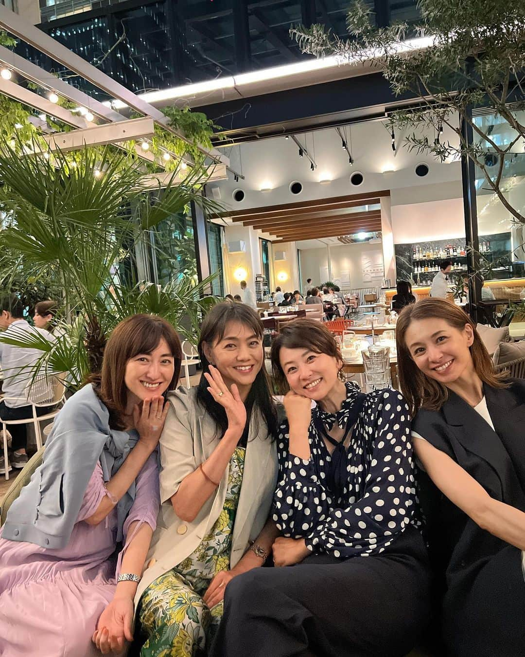 五明祐子さんのインスタグラム写真 - (五明祐子Instagram)「都会の夜の素敵な婦人会😍🥂 マエノリさん、ゆかさん、イナトモさんと✨ これまた素敵なレストラン　　@theuppertokyo にて。 ビルの間にあるルーフトップテラス、今の季節最高だった😆  お料理もおいしかったな〜🤤 （特に生ガキはあと2回はおかわりしたいってほど美味しかった🤤）  一瞬海外？って錯覚するほど 都会的でかなりアガるレストラン✨ ランチも気持ち良さそう😙  #theuppertokyo #丸の内のレストラン#ルーフトップテラス#こんな世界があるのね😳#久しぶり#みなさんに会えて#嬉しい夜💙#都会の夜#アガるレストラン」6月3日 13時55分 - gomyoyuko