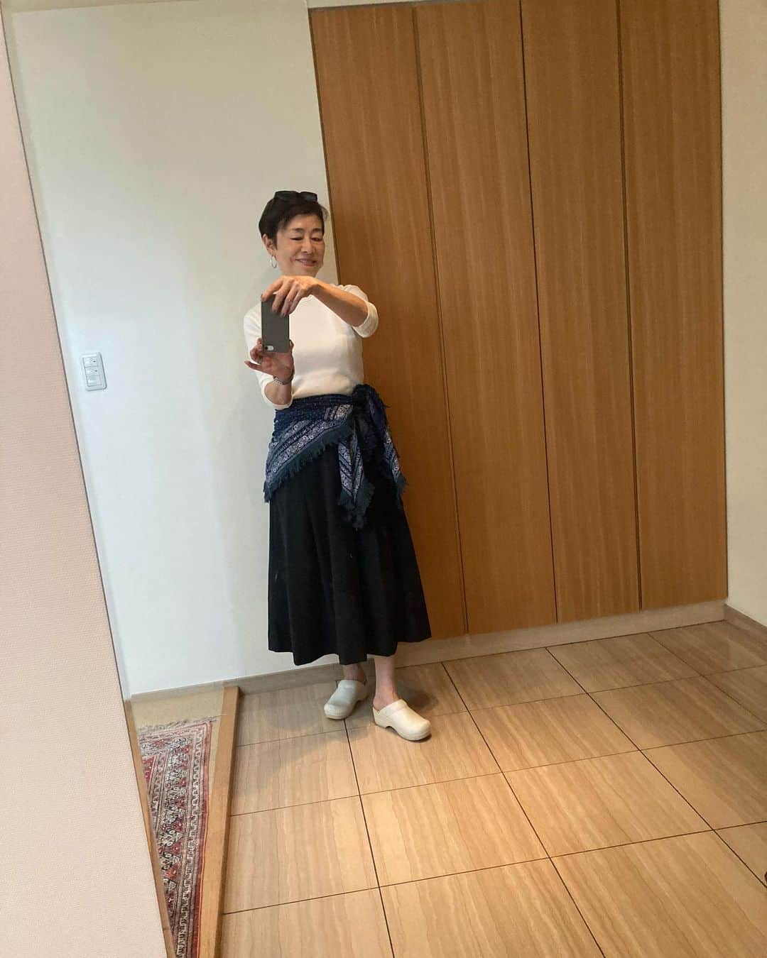 安藤優子さんのインスタグラム写真 - (安藤優子Instagram)「マスク荒れ？  皮膚科に行ってきます。  UNIQLOの例のスカートに、白のカットソー、腰に巻いたのはバンダナ風のコットンスカーフです。本日は歩きやすさ優先で、ダンスコのサボです。  行ってきます‼️  #uniqlo  #ダンスコ  #フレンチブルドッグ  #安藤優子」6月3日 14時07分 - yukoando0203