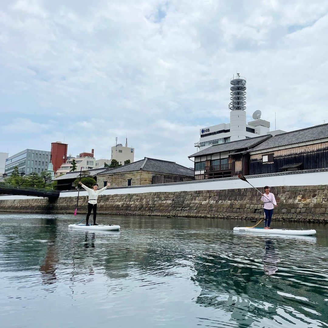 田中律子さんのインスタグラム写真 - (田中律子Instagram)「TOKAIケーブルネットワーク 『田中律子のあなたと旅するSUP』🏄‍♀️6月は長崎編が放送になりまーす🏄‍♀️ ゲストは、加藤紀子ちゃん🍷紀ちゃんとはもう何年だろう…マジカル頭脳パワーとか、ドラマや旅番組もいっぱい行ったり、プライベートでも飲み友達🤩  紀ちゃんプルプルしながらSUP頑張りましたーー👏👏👏  ロケ終わりにはめっちゃディープな飲み屋街→写真6枚目スナックバス🚌徳さんと行かなきゃ🤣ここを抜けてさらに奥に歩いて行くとある『こいそ』🍺カウンターにはおばんざいがズラっと並んでどれも美味しかった💛  ちゃんぽんと皿うどんも食べたし、出島もグラバー園も、大浦天主堂も行ったし、長崎満喫🤩  最後の飛行機までハイボール飲んで満足満足🤣🤣🤣 紀ちゃんありがとー🍺🍷🥂🏄‍♀️ また楽しいロケ行こうね💛あ、次はプライベートでも旅しよう❗️  番組は6月中はこちらで見れます📺  【111ch】 月曜　10:00、22:00 金曜　18:30 土曜　7:30、13:30 日曜　7:30 【121ch】 土曜　9:00 日曜　20:00  【放送局】 TOKAIケーブルネットワーク トコちゃんねる静岡 エルシーブイ 倉敷ケーブルテレビ 厚木伊勢原ケーブルネットワーク  いちはらコミュニティネットワークテレビ 東京ベイネットワーク テレビ津山 仙台CATV イッツ・コミュニケーションズ 沖縄ケーブルテレビ スターキャット 御前崎ケーブルテレビ ひまわりネットワーク ケーブル4K チャンネル700  #tokaiケーブルネットワーク  #田中律子のあなたと旅するsup  #旅sup #sup #全国を旅します」6月3日 15時03分 - ri2kotanaka