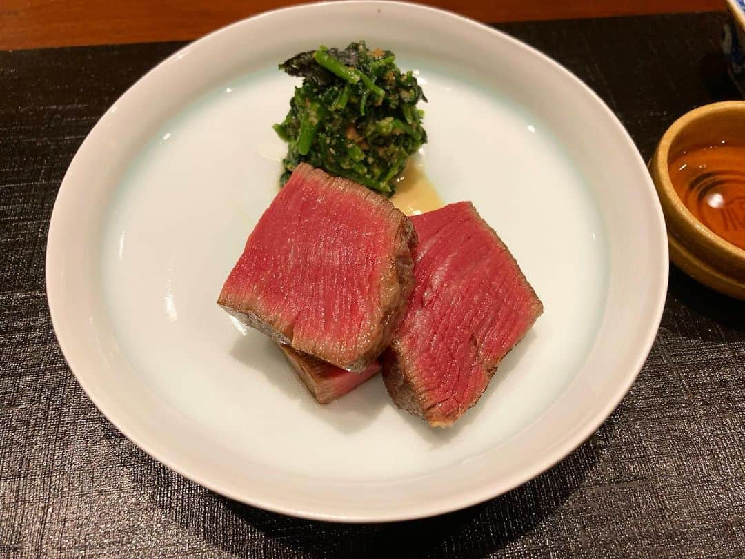 竹村真琴さんのインスタグラム写真 - (竹村真琴Instagram)「* 人形町にある肉割烹花柳さんへ🐂💕 全て美味しかった🤤❤️ デザートのくずきりも黒蜜があっさり上品で絶妙😽💕 . . . #花柳 #肉割烹 #肉料理 #おにく #あわび #うにく #くずきり #人形町グルメ #日本橋グルメ #お肉大好き #肉好きな人と繋がりたい #ビーフ #beef #女子プロゴルファー #プロゴルファー #ゴルフ女子 #竹村真琴」6月3日 16時26分 - makototakemura_golf