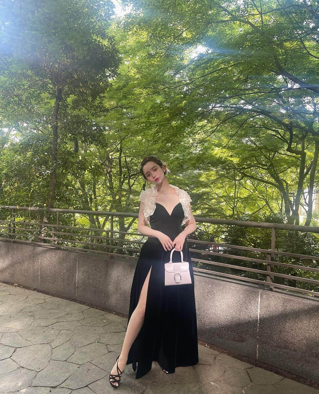 野崎萌香さんのインスタグラム写真 - (野崎萌香Instagram)「🥂🎞🍃🖤.  Dress... @_yohsagra_  Bag... @delvaux  Sandal... @louboutinworld  bolero... hand-me-downs from mom」6月3日 17時12分 - moeka_nozaki