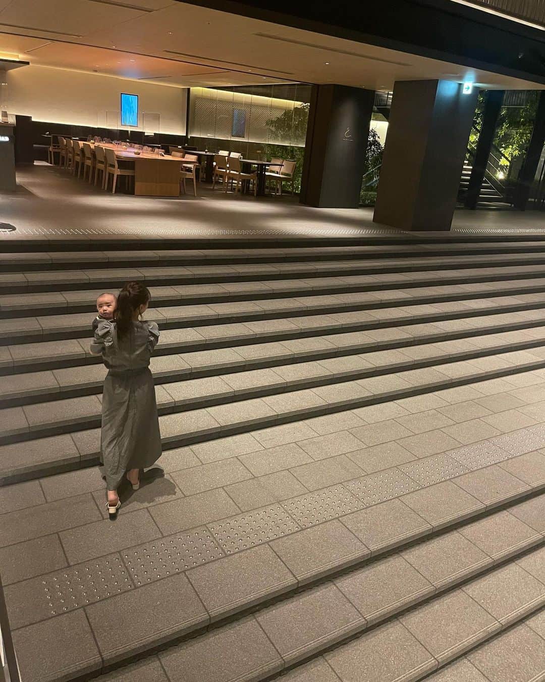 浜田翔子さんのインスタグラム写真 - (浜田翔子Instagram)「1年くらい前は撮影後に ごはんだけ食べに行ったんだけど、 今回はこちらに宿泊✨ ロビーが素敵でお気に入り！  ホテルのイタリアンも撮影後のご褒美に✨ 師匠👶いても最近静かなごはんやさん行けるようになってきてる。 いい子してくれてました🥺  👗setup @m_maglie_le_cassetto_official   #生後5ヶ月　#赤ちゃんのいる生活  #ホテル　#京都旅行  #京都ホテル #ザサウザンドキョウト」6月3日 17時33分 - shoko_hamada