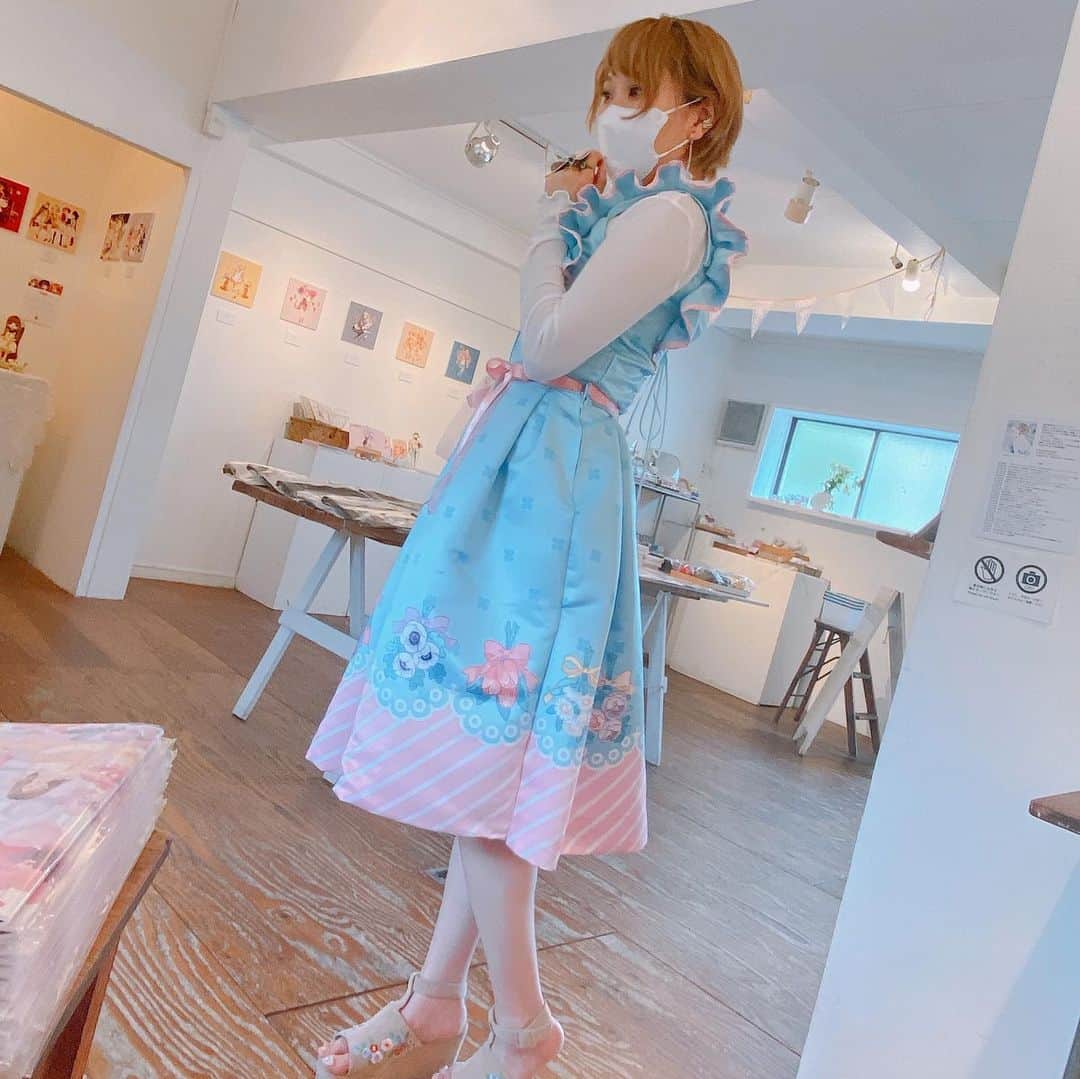 miya(ミヤマアユミ)さんのインスタグラム写真 - (miya(ミヤマアユミ)Instagram)「Rikuさんが #花とDoll展 のDMの子の衣装を再現してくださいました！！😭💖可愛すぎるRikuさんが今日は接客もしてくださっています。あと1時間🥲 ドレスは最終日6/5(日)まで展示させてもらっているのでぜひ見に来てください👗 #花とDoll展  会期　2022/5/31 (火) ｰ 6/5 (日) 時間　11:00 ｰ 19:00 (最終日 17:00まで) 会場　gallery re:tail(吉祥寺)  #ピンク #pink #花 #flower #flowers #プリザーブドフラワー #プリザーブドフラワーアレンジメント  #artwork #watercolor #水彩 #透明水彩 #art #illust #illustration #draw #illustrator #イラスト #イラストレーター #mirafluru」6月3日 18時02分 - miya78pic