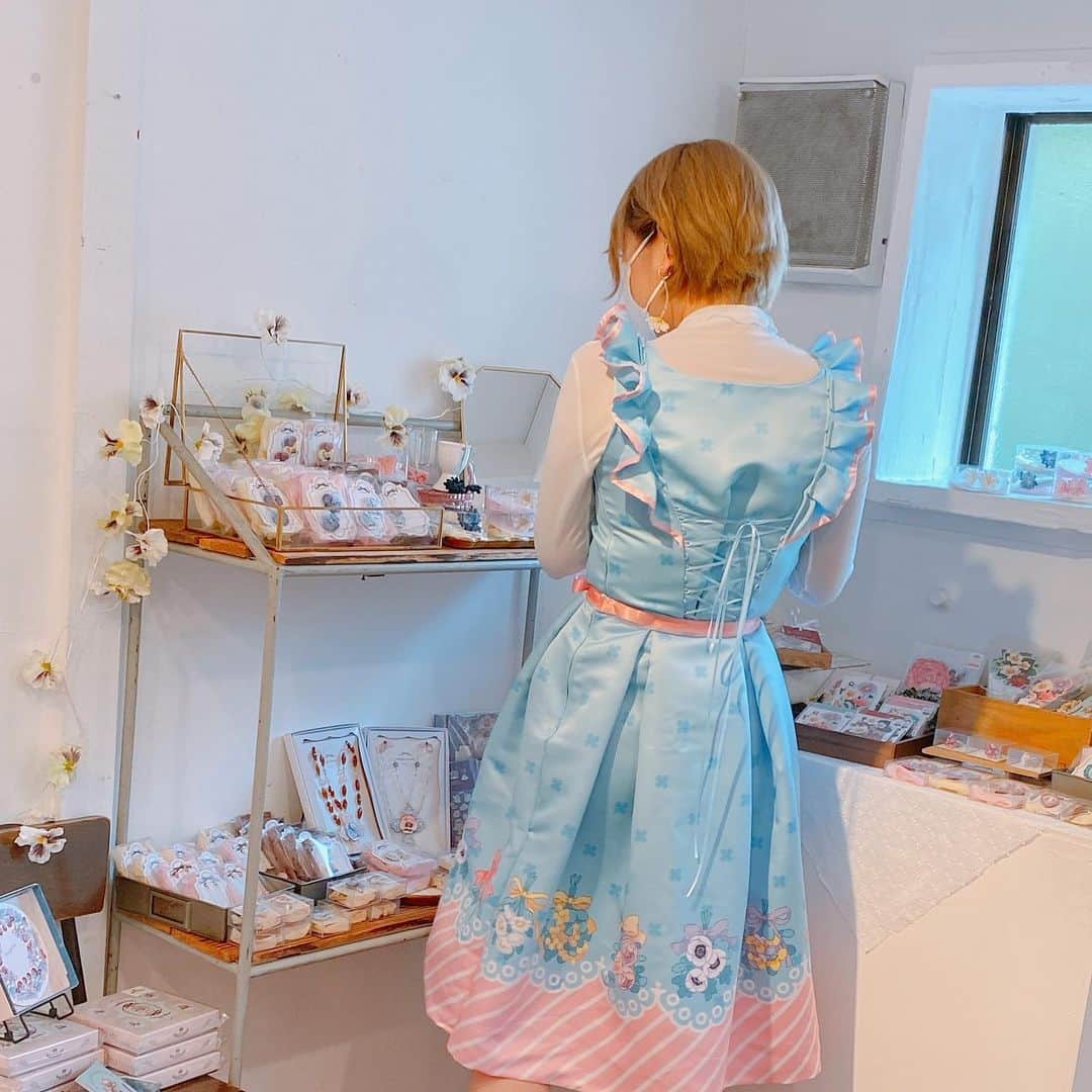 miya(ミヤマアユミ)さんのインスタグラム写真 - (miya(ミヤマアユミ)Instagram)「Rikuさんが #花とDoll展 のDMの子の衣装を再現してくださいました！！😭💖可愛すぎるRikuさんが今日は接客もしてくださっています。あと1時間🥲 ドレスは最終日6/5(日)まで展示させてもらっているのでぜひ見に来てください👗 #花とDoll展  会期　2022/5/31 (火) ｰ 6/5 (日) 時間　11:00 ｰ 19:00 (最終日 17:00まで) 会場　gallery re:tail(吉祥寺)  #ピンク #pink #花 #flower #flowers #プリザーブドフラワー #プリザーブドフラワーアレンジメント  #artwork #watercolor #水彩 #透明水彩 #art #illust #illustration #draw #illustrator #イラスト #イラストレーター #mirafluru」6月3日 18時02分 - miya78pic