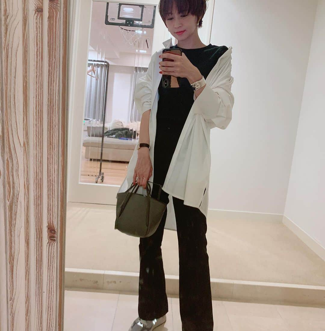 安田美沙子さんのインスタグラム写真 - (安田美沙子Instagram)「いつかの衣装🤍  1枚目 shirts、shoes.. @louren__official  accesarry.. @mariha_official   2枚目  服　@louren__official  shoes.. @henri.en.vargo  accesarry .. @warmth.tokyo  @root_1887  さんの撮影にて。  本日21時ごろから、 @root_1887 さんとのお知らせがありインスタライブを久々にやります☺️🤍ぜひぜひご覧ください❤️❤️❤️  #bag #root #instagood #live #白の世界　#黒の世界　#ootd」6月3日 18時07分 - yasuda_misako