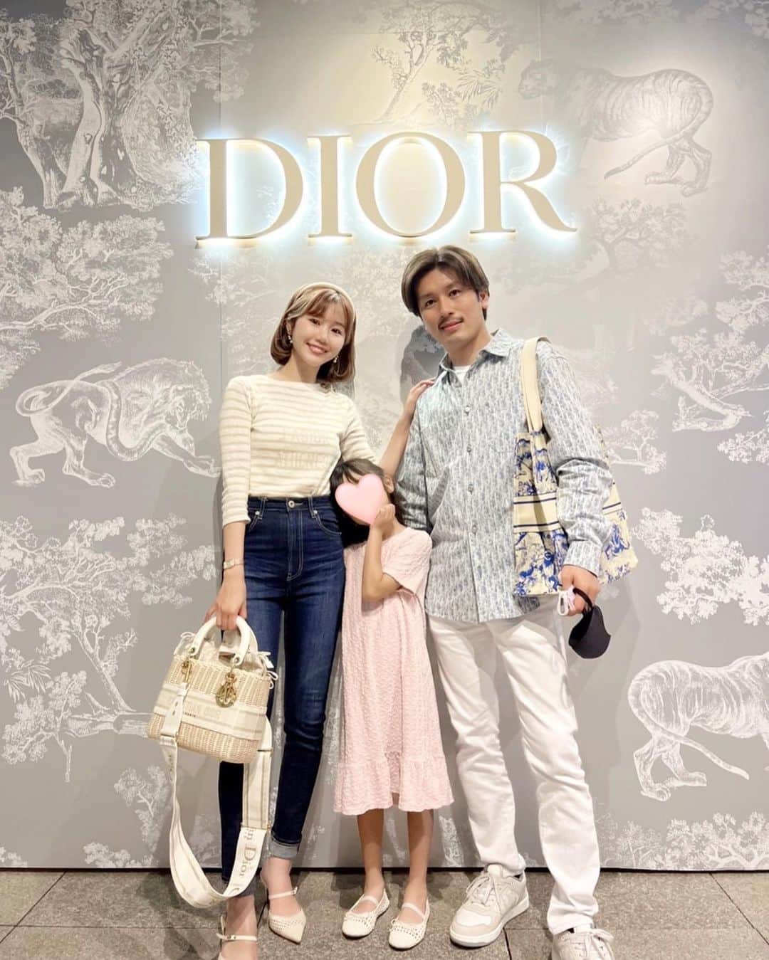 ほしのこさんのインスタグラム写真 - (ほしのこInstagram)「Diorのサマーカプセルコレクション ディオリビエラの発売記念ポップアップへ♡  銀座SIXの屋上で開催してるよ✨ ひと足お先にお邪魔してきました♡  今日から19日まで一般開放されてるみたいです✨  リゾートチックで 動物のオブジェも ものすごい迫力だった🐘 夕方が幻想的な雰囲気でオススメ🌇  うーたんはマカロンやジュースや アイスクリームを食べれて ご満悦でした(๑ ᴖ ᴑ ᴖ ๑)  #dior#ginzasix」6月3日 18時14分 - hoshinoko728
