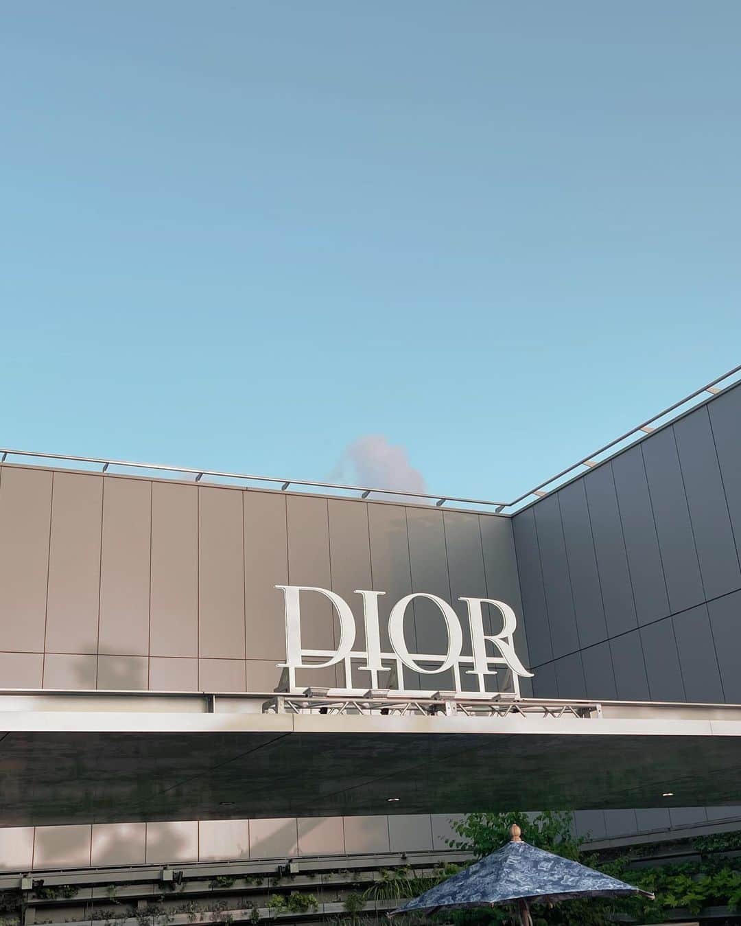ほしのこさんのインスタグラム写真 - (ほしのこInstagram)「Diorのサマーカプセルコレクション ディオリビエラの発売記念ポップアップへ♡  銀座SIXの屋上で開催してるよ✨ ひと足お先にお邪魔してきました♡  今日から19日まで一般開放されてるみたいです✨  リゾートチックで 動物のオブジェも ものすごい迫力だった🐘 夕方が幻想的な雰囲気でオススメ🌇  うーたんはマカロンやジュースや アイスクリームを食べれて ご満悦でした(๑ ᴖ ᴑ ᴖ ๑)  #dior#ginzasix」6月3日 18時14分 - hoshinoko728