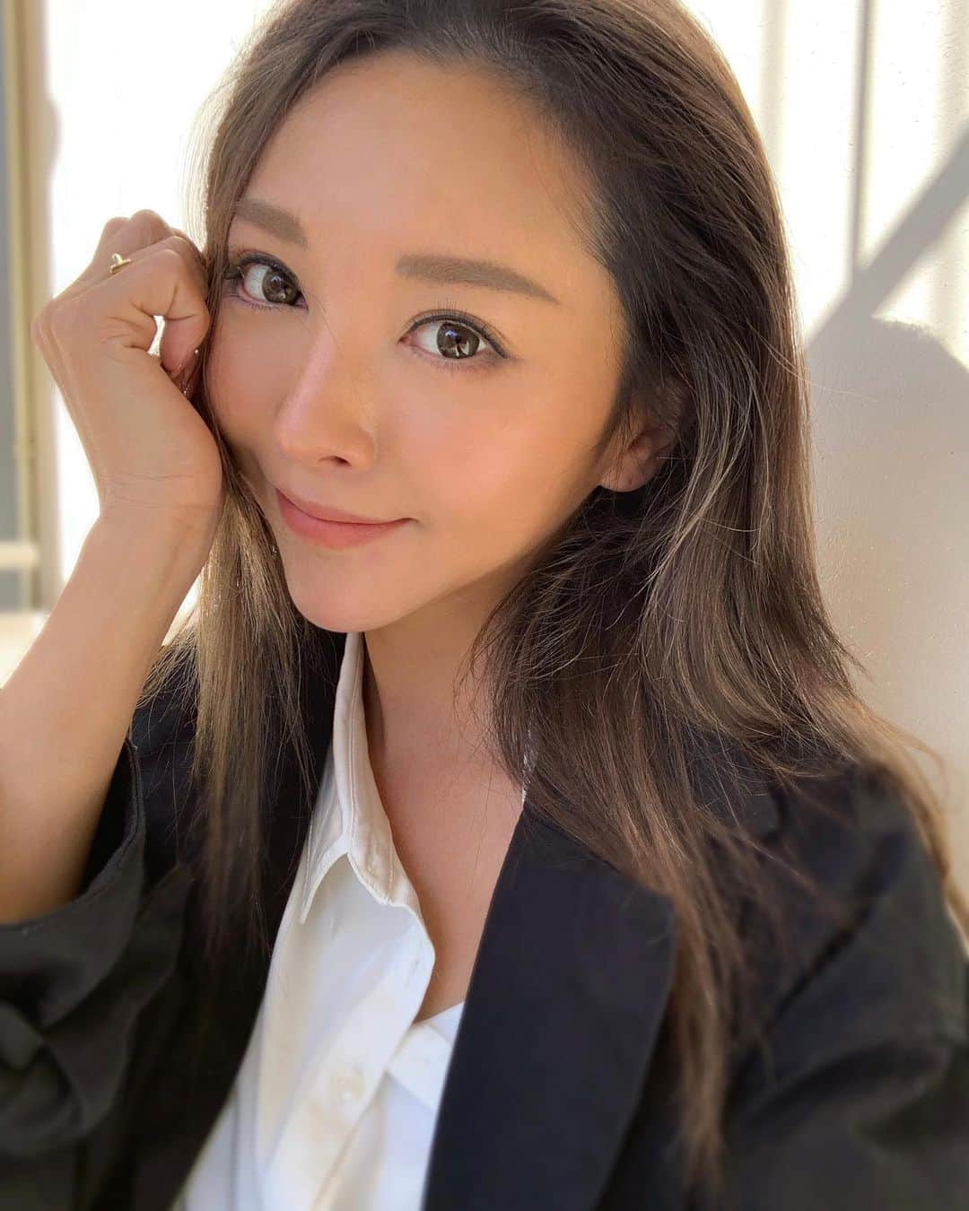 山崎みどりさんのインスタグラム写真 - (山崎みどりInstagram)「シミそばかすを撃退しにYAG beauty クリニックへ @yagbeauty_official   経年のシミ対策は早め早めが大事🌞  私はレーザートーニングをしに ［YAG BEAUTY CLINIC］　@yagbeauty_official に定期的に通ってる♡  ［YAG BEAUTY CLINIC］はレーザートーニング専門の医師🩺が常駐する美容クリニック🏥で  肝斑・シミ・くすみ・毛穴の黒ずみに関してはスペシャリスト✨  上質な医療用機器のレーザートーニングは ✔︎照射中の痛みなし ✔︎ダウンタイムなし  今回はいつものレーザートーニングに追加して  アジア人のお肌向けのピーリング、 【ファビュラスピーリング】もお願いした✨  ■ファビュラスピーリングとは.. ✔︎古い角質を除去 ✔︎お肌のトーンアップ ✔︎毛穴、黒ずみ、くすみ、ニキビにも効果的 ✔︎刺激やピリピリ感がマイルドでダウンタイムもほとんどない  施術を受けたその日からお肌の艶感と明るさを実感できる✨  レーザートーニングとの併用で相乗効果が得られるから今回お願いした🧚🏻‍♀️  終わったら成長因子RRRパックで沈静＆保湿💆🏼‍♀️  受付から30分以内に終わるし 出血したり傷跡が残ったりすることもないから、 施術後にシールを貼り続けて生活するダウンタイムとか無いの✌🏻楽ちん✨  だから私はシミを諦めずにここに通ってる👍🏻  場所は渋谷駅徒歩1分というありがたさ♡  気になる方は 予約の時に、私のInstagramを見たと伝えると ✨yagレーザートーニング＋成長因子パック✨ 通常価格￥9,000＋tax が ↓ ￥2,980＋tax になるよ✨ （新規の方）  安い🤣❗️  ちなみにファビュラスピーリングは追加で7000円で出来るよ♡  @yagbeauty_official  ────────────────────────── #yagbeauty#yagbeautyclinic #シミ#肝斑#美容#シミケア #肝斑改善 #レーザートーニング#rrrマスクパック #美容女子#美肌#アンチエイジング#シミ対策#美容好きな人と繋がりたい #美容オタク #美」6月3日 18時33分 - midori_yamasaki_