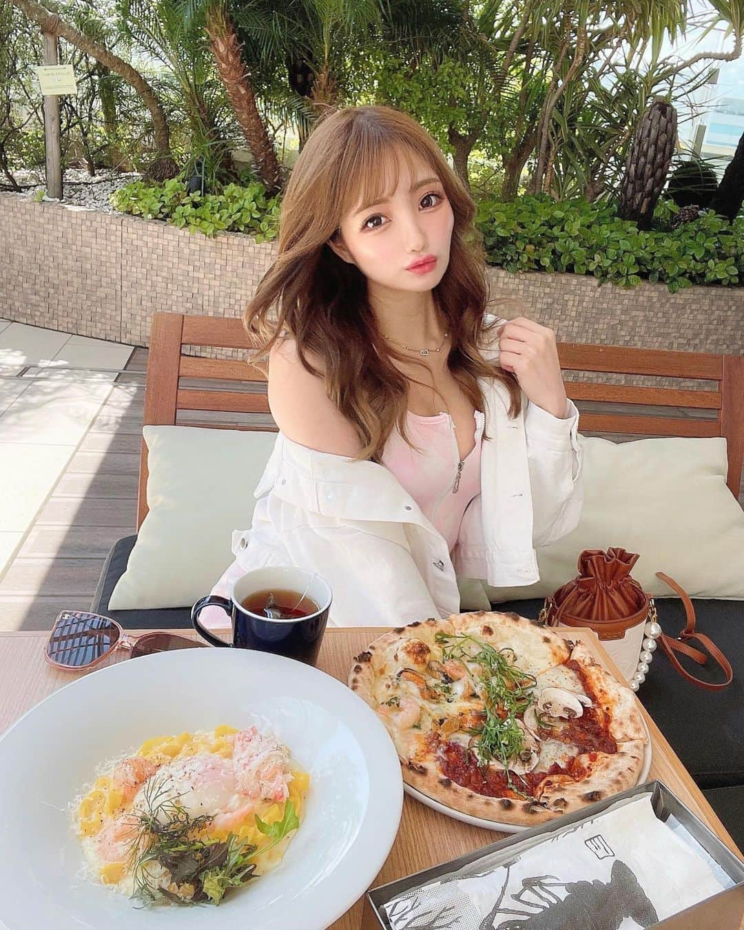 まゆぴちゅーさんのインスタグラム写真 - (まゆぴちゅーInstagram)「恵比寿でテラスlunch🍴♡  恵比寿のNew穴場カフェ見つけちゃった🤍  アトレ西館の8階にある「シロノニワ」❤︎ @shirononiwa   カラフルでおしゃれな店内も素敵だし、 広々としたテラスがとっても心地よかった♡  シーフードイタリアンなお店で、 自家製の生パスタと釜焼きピザを 注文してシェアしたんだけど、  どっちも本格的で美味しすぎた😭💓💓  比較的すんなり入れたから穴場だよ〜♡  ぜひいってみてね🌈  ※パスタは細いのより短い小さいのより、ちょっと太めの平たいフェットチーネ派です🙋‍♀️💓💓💓（笑） . . 🏷：「シロノニワ」 @shirononiwa  📍：東京都渋谷区恵比寿南1-6-1 アトレ恵比寿 西館８F 🚃：恵比寿駅 徒歩1分 ⏰：11:00〜23:00 . . . #恵比寿ランチ #恵比寿カフェ #シロノニワ #恵比寿グルメ #テラスカフェ #テラスランチ #テラス席 #東京カフェ巡り #東京カフェ部 #イタリアンランチ #かふぇすたぐらむ #ビジョビ」6月3日 18時37分 - mayu_03pichu