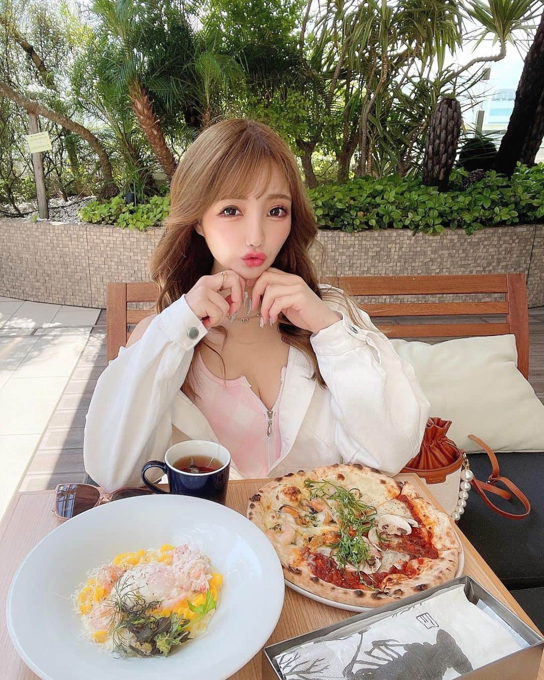 まゆぴちゅーさんのインスタグラム写真 - (まゆぴちゅーInstagram)「恵比寿でテラスlunch🍴♡  恵比寿のNew穴場カフェ見つけちゃった🤍  アトレ西館の8階にある「シロノニワ」❤︎ @shirononiwa   カラフルでおしゃれな店内も素敵だし、 広々としたテラスがとっても心地よかった♡  シーフードイタリアンなお店で、 自家製の生パスタと釜焼きピザを 注文してシェアしたんだけど、  どっちも本格的で美味しすぎた😭💓💓  比較的すんなり入れたから穴場だよ〜♡  ぜひいってみてね🌈  ※パスタは細いのより短い小さいのより、ちょっと太めの平たいフェットチーネ派です🙋‍♀️💓💓💓（笑） . . 🏷：「シロノニワ」 @shirononiwa  📍：東京都渋谷区恵比寿南1-6-1 アトレ恵比寿 西館８F 🚃：恵比寿駅 徒歩1分 ⏰：11:00〜23:00 . . . #恵比寿ランチ #恵比寿カフェ #シロノニワ #恵比寿グルメ #テラスカフェ #テラスランチ #テラス席 #東京カフェ巡り #東京カフェ部 #イタリアンランチ #かふぇすたぐらむ #ビジョビ」6月3日 18時37分 - mayu_03pichu