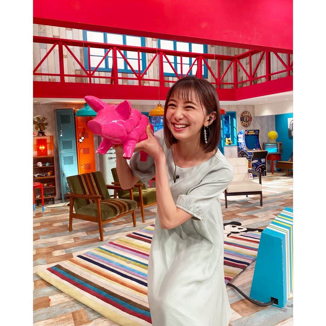 近藤夏子さんのインスタグラム写真 - (近藤夏子Instagram)「.   なんでセットのブタちゃんを持って写真を撮ったのか全く覚えてないけど〜  今夜24:20〜 #ジロジロ有吉 👀💗 #ボックスカート のhow to✨  見てください〜😍  あ！ブタちゃんは出てきまん！笑 　 　 #ジロジロしてね 💛  #TBSアナウンサー #近藤夏子」6月3日 20時03分 - kondokako0804