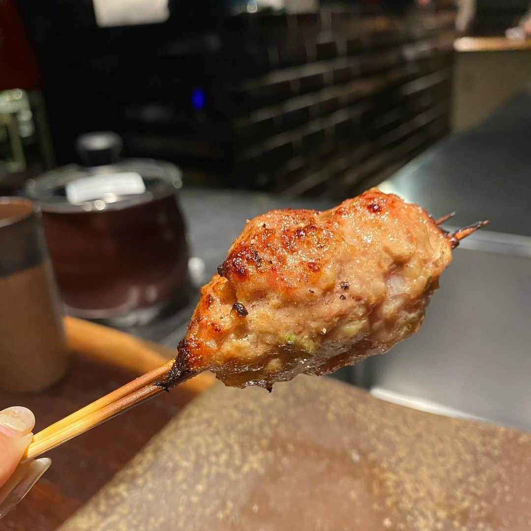 市原彩花さんのインスタグラム写真 - (市原彩花Instagram)「YAKITORI 燃es🐣  My favorite YAKITORI❤️‍🔥  人生で一番感動した焼き鳥🥹❤️‍🔥 元レースクイーンの中で恐らく一番グルメな @aquavitae57 がいつも大絶賛してるから、ずっと気になってたお店☺️  食べた瞬間から肉汁が溢れる焼き鳥、皮はパリパリなのに中はは絶妙にレアで、あまりの火入れの素晴らしさに感激しまくり🥹❤️‍🔥  毎回肉汁が弾けるから「小籠包みたい！小籠包！」って連呼してたらお店の方々に笑われちゃった🤣  お店も上品で、カウンターなら焼いてる所も見れる☺️ 私、大好きな焼き鳥屋さんに出会いました🥹 また帰国したら行きます🥹❤️‍🔥 @aquavitae57 いつも素敵なお店発信してくれてありがとう🥰  お店の予約はOMAKASEで1ヶ月前にしたよ😊 お酒好きな方はここのレモンサワー飲んでみて🥳(9枚目)  #yakitori燃es#燃es#モエエス#焼鳥#焼き鳥#yakitori#japanesefood#japanfood#japanesegirl#東京グルメ#東京焼鳥#japantrip#japantravel」6月3日 20時21分 - ayaka_ichihara