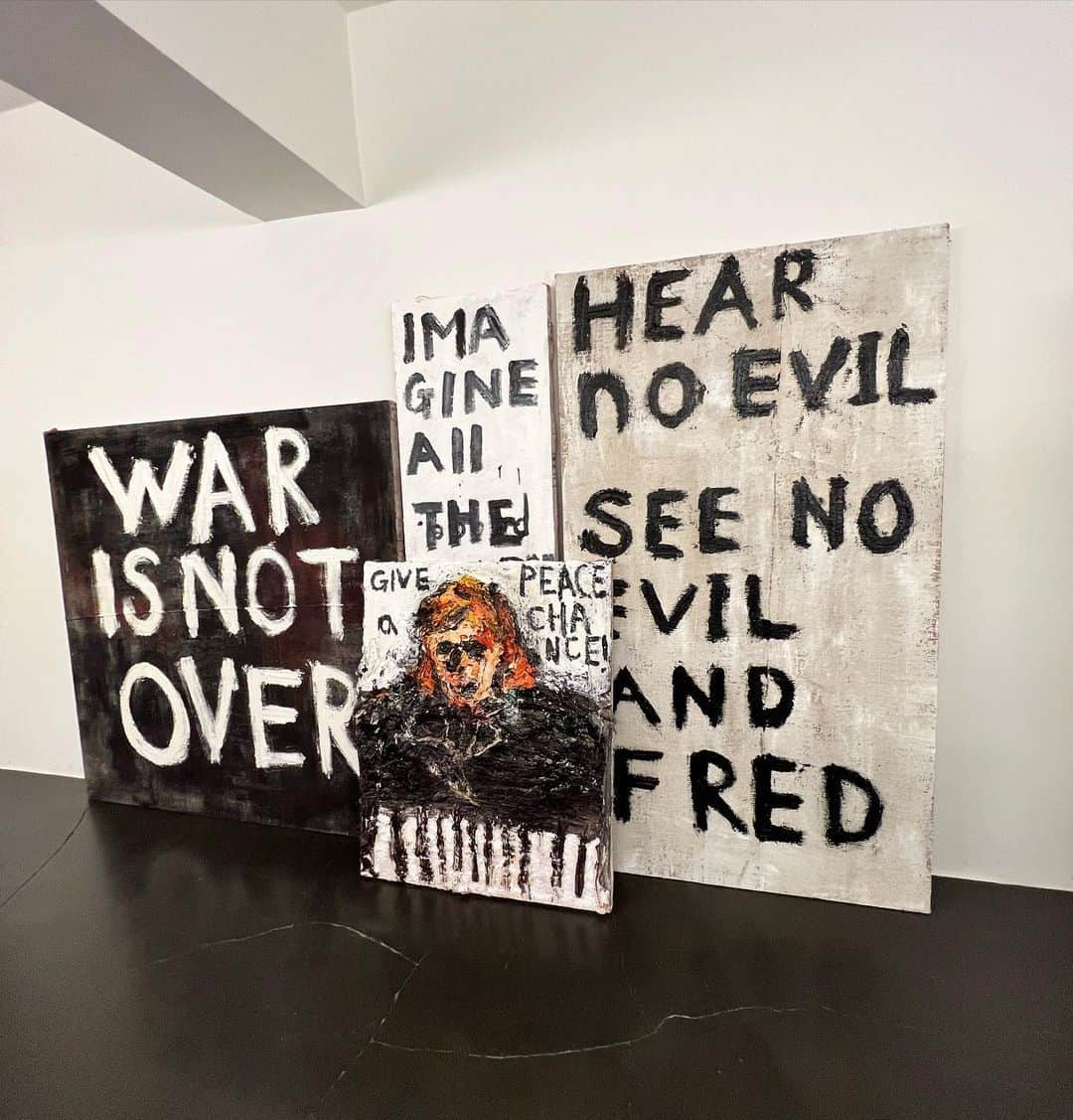 Reikaさんのインスタグラム写真 - (ReikaInstagram)「Make art not war 大好きなアーティスト　@nanaemitobe さんんの展示会 🎸の作品に一目惚れ 他の作品も生で見る迫力が凄く💯 インスピレーションも全て水戸部さんの世界観を通じて平和や戦争に対するメッセージ性を感じとることが。 あの空間にずっと居たかった🤍  (そろそろ家の中の壁が飾るスペース無くなってきた😅)  #水戸部七絵 #nanaemitobe  #現代アート」6月3日 20時33分 - reikamarianna
