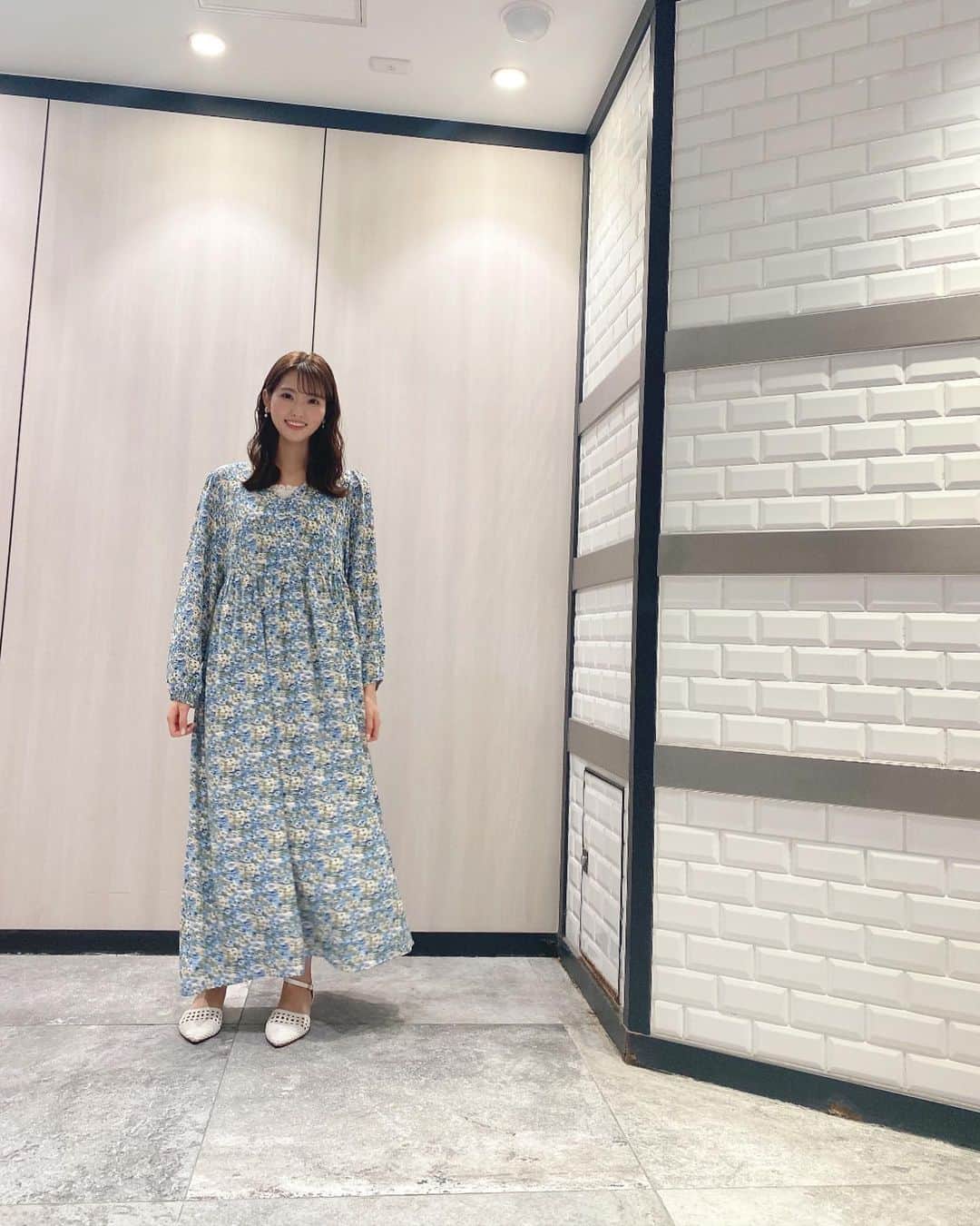 山下七子さんのインスタグラム写真 - (山下七子Instagram)「ブルーの小花柄のワンピース👗 サラッと1枚で着られて女の子らしく見えるのに楽なのがポイント🫧🫧  今の時期は何だかワンピースが着たくなる気分♪  #私服コーデ#ワンピース #ワンピースコーデ #小花柄ワンピース #ブルーカラー #春コーデ#福岡県#ブルベ夏」6月3日 20時34分 - yamashita_nanako