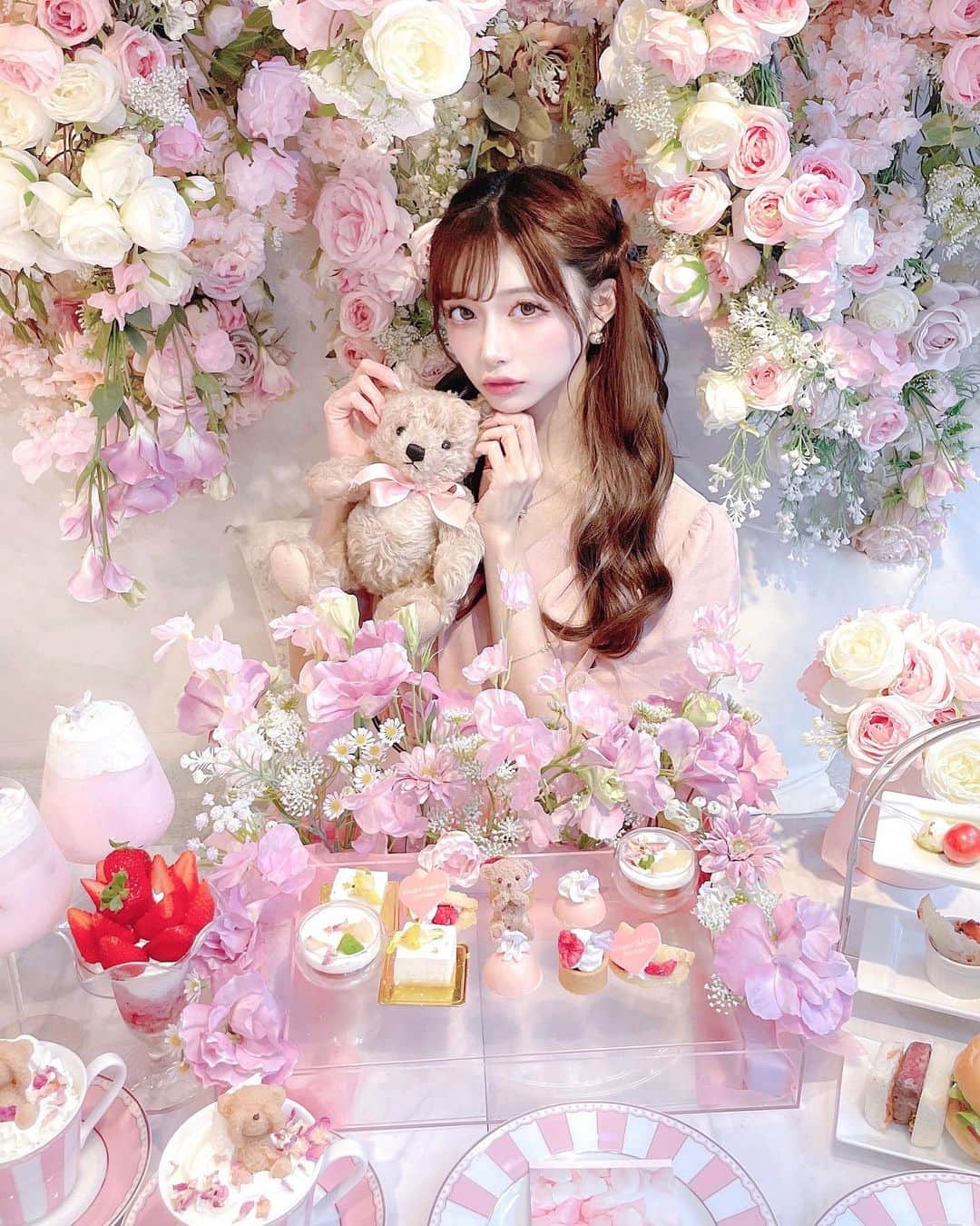 あやちゃんさんのインスタグラム写真 - (あやちゃんInstagram)「お花に囲まれてアフタヌーンティー 💗🌸🌷 ☕ @gingergardenaoyama  もうめちゃくちゃに可愛すぎて終始ｶﾜｲｲｶﾜｲｲ連呼してた🥹💗💗  カフェに合わせてピンクコーデに💗 これはPOPUPstoreで販売するものだよ🤍 @avectoi_official_   内装も豪華だし セイボリーも凄い美味しかったからオススメすぎる🥪🍔  バースデーケーキプランもあるから お誕生日のお祝いにも利用してみて🍓  #gingergardenaoyama  #ジンジャーガーデン青山  #表参道カフェ #表参道ランチ #表参道スイーツ #明治神宮前カフェ #青山カフェ #アフタヌーンティー #表参道アフタヌーンティー #原宿カフェ #アフタヌーンティー巡り #東京アフタヌーンティー #ピンクアフタヌーンティー #ピンクカフェ #ピンクコーデ #バースデーケーキ #バースデープレート #誕生日プレート」6月3日 20時50分 - aya.you.love.r