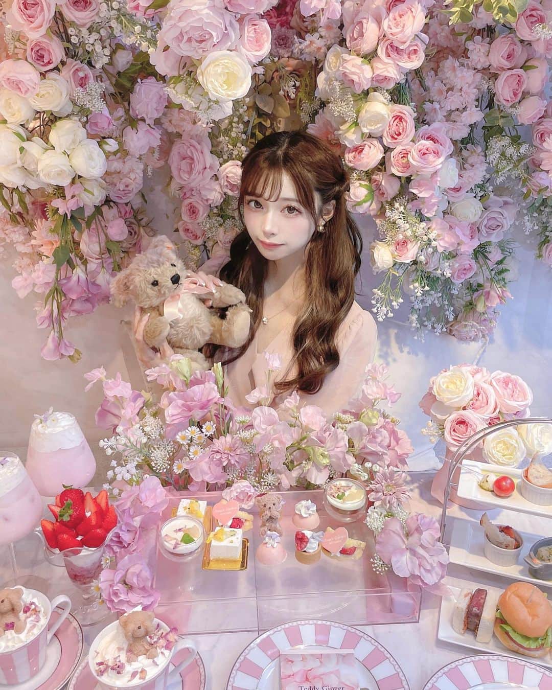 あやちゃんさんのインスタグラム写真 - (あやちゃんInstagram)「お花に囲まれてアフタヌーンティー 💗🌸🌷 ☕ @gingergardenaoyama  もうめちゃくちゃに可愛すぎて終始ｶﾜｲｲｶﾜｲｲ連呼してた🥹💗💗  カフェに合わせてピンクコーデに💗 これはPOPUPstoreで販売するものだよ🤍 @avectoi_official_   内装も豪華だし セイボリーも凄い美味しかったからオススメすぎる🥪🍔  バースデーケーキプランもあるから お誕生日のお祝いにも利用してみて🍓  #gingergardenaoyama  #ジンジャーガーデン青山  #表参道カフェ #表参道ランチ #表参道スイーツ #明治神宮前カフェ #青山カフェ #アフタヌーンティー #表参道アフタヌーンティー #原宿カフェ #アフタヌーンティー巡り #東京アフタヌーンティー #ピンクアフタヌーンティー #ピンクカフェ #ピンクコーデ #バースデーケーキ #バースデープレート #誕生日プレート」6月3日 20時50分 - aya.you.love.r