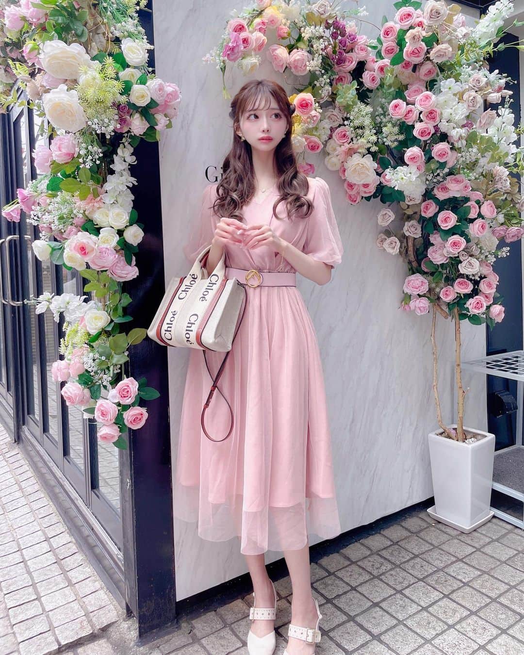 あやちゃんさんのインスタグラム写真 - (あやちゃんInstagram)「お花に囲まれてアフタヌーンティー 💗🌸🌷 ☕ @gingergardenaoyama  もうめちゃくちゃに可愛すぎて終始ｶﾜｲｲｶﾜｲｲ連呼してた🥹💗💗  カフェに合わせてピンクコーデに💗 これはPOPUPstoreで販売するものだよ🤍 @avectoi_official_   内装も豪華だし セイボリーも凄い美味しかったからオススメすぎる🥪🍔  バースデーケーキプランもあるから お誕生日のお祝いにも利用してみて🍓  #gingergardenaoyama  #ジンジャーガーデン青山  #表参道カフェ #表参道ランチ #表参道スイーツ #明治神宮前カフェ #青山カフェ #アフタヌーンティー #表参道アフタヌーンティー #原宿カフェ #アフタヌーンティー巡り #東京アフタヌーンティー #ピンクアフタヌーンティー #ピンクカフェ #ピンクコーデ #バースデーケーキ #バースデープレート #誕生日プレート」6月3日 20時50分 - aya.you.love.r