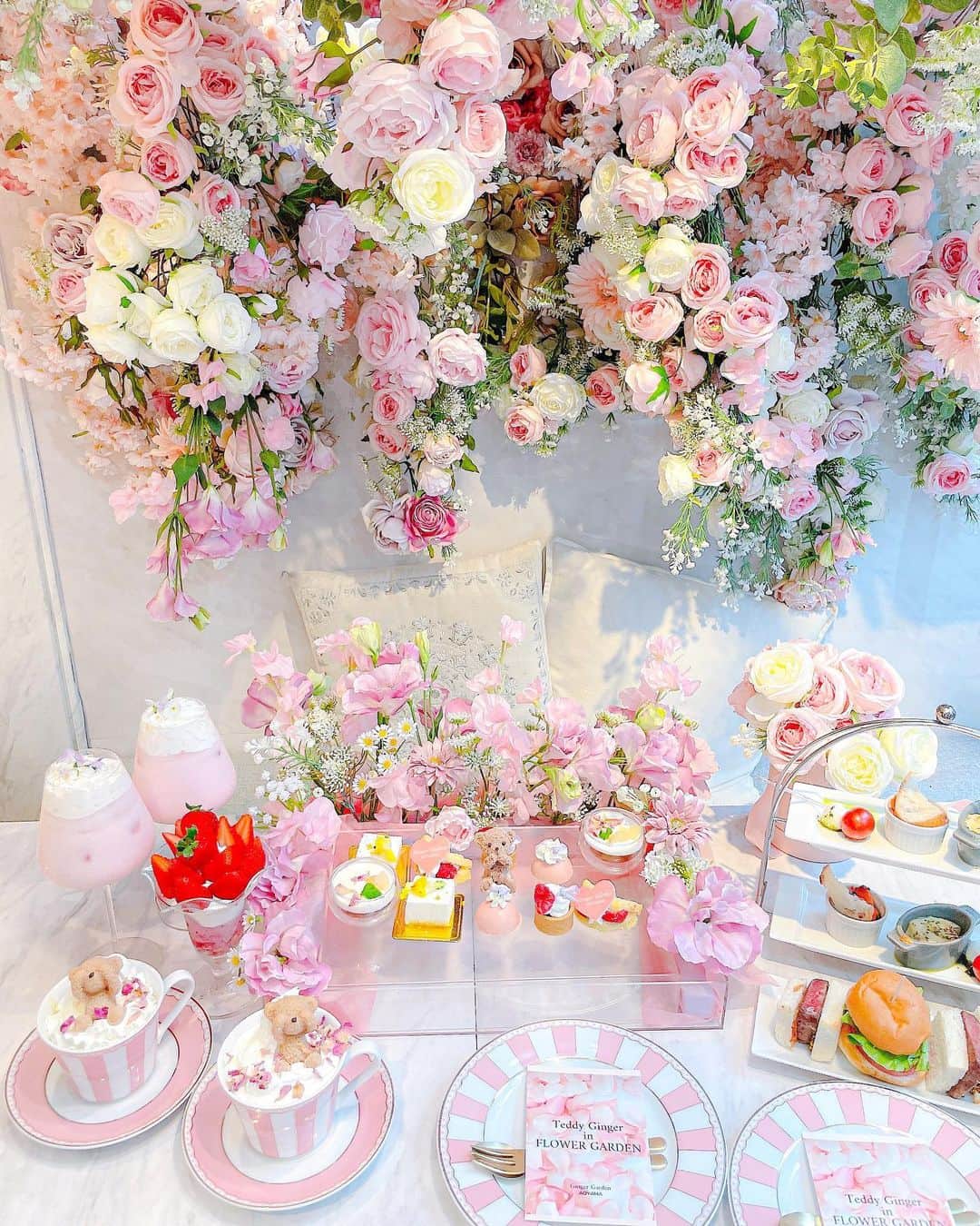 あやちゃんさんのインスタグラム写真 - (あやちゃんInstagram)「お花に囲まれてアフタヌーンティー 💗🌸🌷 ☕ @gingergardenaoyama  もうめちゃくちゃに可愛すぎて終始ｶﾜｲｲｶﾜｲｲ連呼してた🥹💗💗  カフェに合わせてピンクコーデに💗 これはPOPUPstoreで販売するものだよ🤍 @avectoi_official_   内装も豪華だし セイボリーも凄い美味しかったからオススメすぎる🥪🍔  バースデーケーキプランもあるから お誕生日のお祝いにも利用してみて🍓  #gingergardenaoyama  #ジンジャーガーデン青山  #表参道カフェ #表参道ランチ #表参道スイーツ #明治神宮前カフェ #青山カフェ #アフタヌーンティー #表参道アフタヌーンティー #原宿カフェ #アフタヌーンティー巡り #東京アフタヌーンティー #ピンクアフタヌーンティー #ピンクカフェ #ピンクコーデ #バースデーケーキ #バースデープレート #誕生日プレート」6月3日 20時50分 - aya.you.love.r