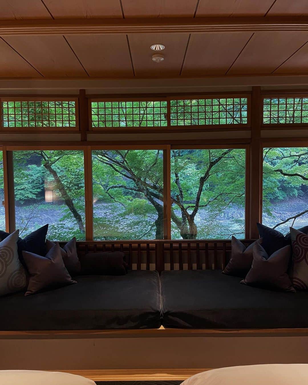 黒石奈央子さんのインスタグラム写真 - (黒石奈央子Instagram)「神戸に泊まった次の日に帰宅する予定が何故か朝から京都に泊まる気がしてしかたない  といっていたらりなちゃんがノリで泊まっちゃう？  ってなって  京都へ行く車の中で宿を決めて急遽お泊まり  今回泊まったのは  星のや京都  一言  ほんっとうに泊まってよかった。  四季を感じさせてくれる開放的な窓の前には立派な紅葉の木が植わっていて その前は川があって  水の音とと松の木の風景でそこにいるだけで癒される空間でした。  @hoshinoya.official #星のや京都」6月3日 21時04分 - blackstone705