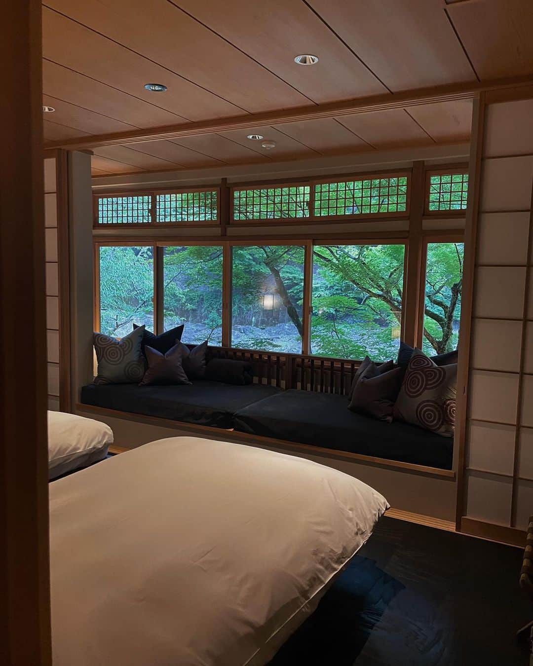 黒石奈央子さんのインスタグラム写真 - (黒石奈央子Instagram)「神戸に泊まった次の日に帰宅する予定が何故か朝から京都に泊まる気がしてしかたない  といっていたらりなちゃんがノリで泊まっちゃう？  ってなって  京都へ行く車の中で宿を決めて急遽お泊まり  今回泊まったのは  星のや京都  一言  ほんっとうに泊まってよかった。  四季を感じさせてくれる開放的な窓の前には立派な紅葉の木が植わっていて その前は川があって  水の音とと松の木の風景でそこにいるだけで癒される空間でした。  @hoshinoya.official #星のや京都」6月3日 21時04分 - blackstone705