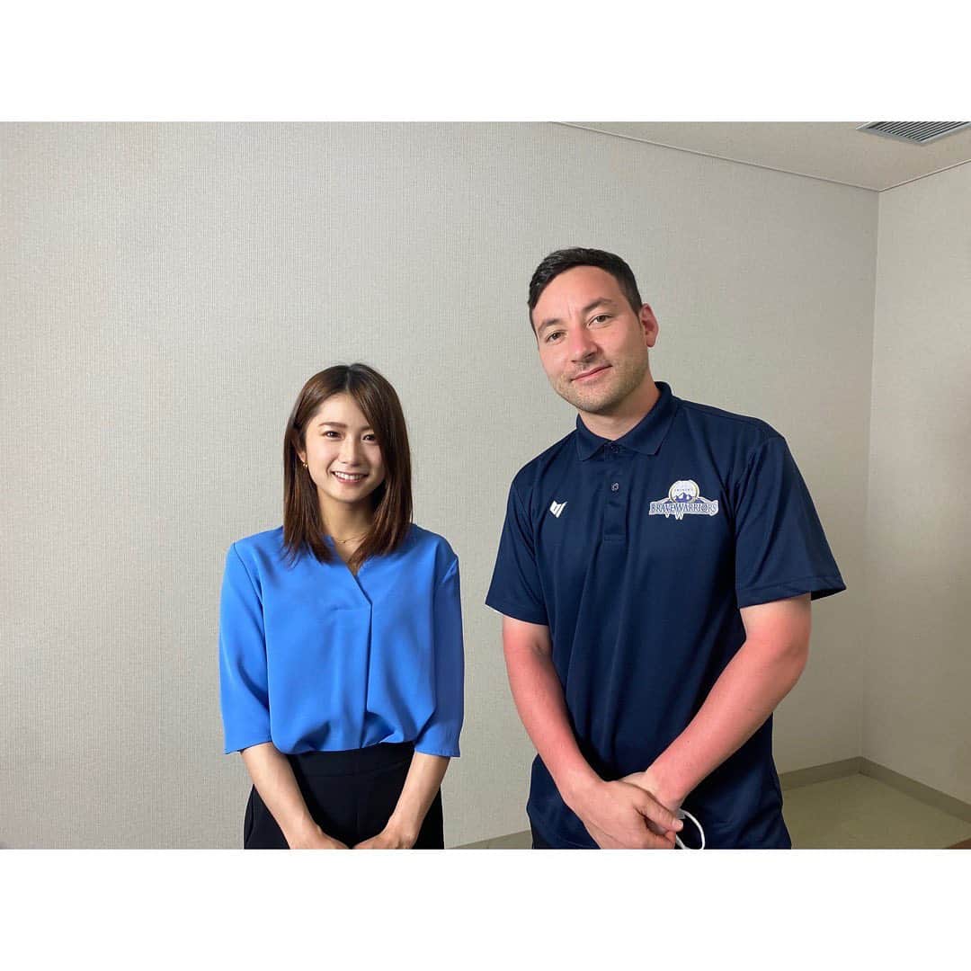 尾島早都樹さんのインスタグラム写真 - (尾島早都樹Instagram)「あす放送！📺🏀  #2021-22信州ブレイブウォリアーズ🏀 ウォリアーズの休日ｉｎ白馬☀️⛰  今シーズンもみなさんお疲れ様でした🙌 の気持ちを込めて！ #西山達哉 選手 #前田怜緒 選手 #ジョシュホーキンソン 戦手を 白馬にお招きしてキャンプを敢行🏕  アウトドアアクティビティに テラスごはん、キャンプ飯作りを 体験してもらいました🛵🍳  シークレットゲストに #佐藤託矢 さんも！  この日は良すぎるくらいの快晴！😎☀️ 青空の下存分に楽しんでもらえるかと思いきや まさかのトラブル発生！？😂 それでもきっと.... 楽しんでくれていることでしょう....(笑)  そして、僭越ながら ３選手、勝久マイケルHCに インタビューもさせていただきました！  まだまだ知識が足りないので うまく言葉にできないのですが、 取材したり観戦に行ったりして思っていたのが、 ウォリアーズは一人一人が チームのために戦っているのが しっかり目に見えるチームというか。 どんなに苦しいゲーム展開でも 全員が諦めないで戦う姿がかっこいい。 これからもずっと応援したいチームです！  勝久HCには思わず質問ではなく 今季の感想を伝えてしまいました😂  あす10:45～放送です！ ぜひご覧ください！  #信州ブレイブウォリアーズ #bリーグ #特別番組 #長野放送 #nbs #アナウンサー #長野県 #白馬村 #白馬マウンテンハーバー #ヒトトキノモリ #キャンプ #キャンプ飯 #グランピング #焚き火」6月3日 21時18分 - ojima_satsuki