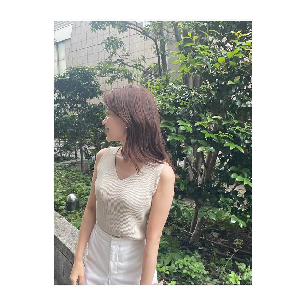 郡司恭子さんのインスタグラム写真 - (郡司恭子Instagram)「* 1週間おつかれさまでした🌿 今週もやりきった〜☺  楽しい週末が、やってきますように✨ なにしよう〜？！  夏ように暑かった日の1枚です。 ノースリーブのニットが着られる季節、 好きです🤍  📸のあちゃん撮影 @noa_iwamoto   #패션 #코디스타그램 #아나운서  #ノースリーブ #週末 #🌿🌿🌿  #日本テレビアナウンサー #郡司恭子」6月3日 21時20分 - kyoko_gunji