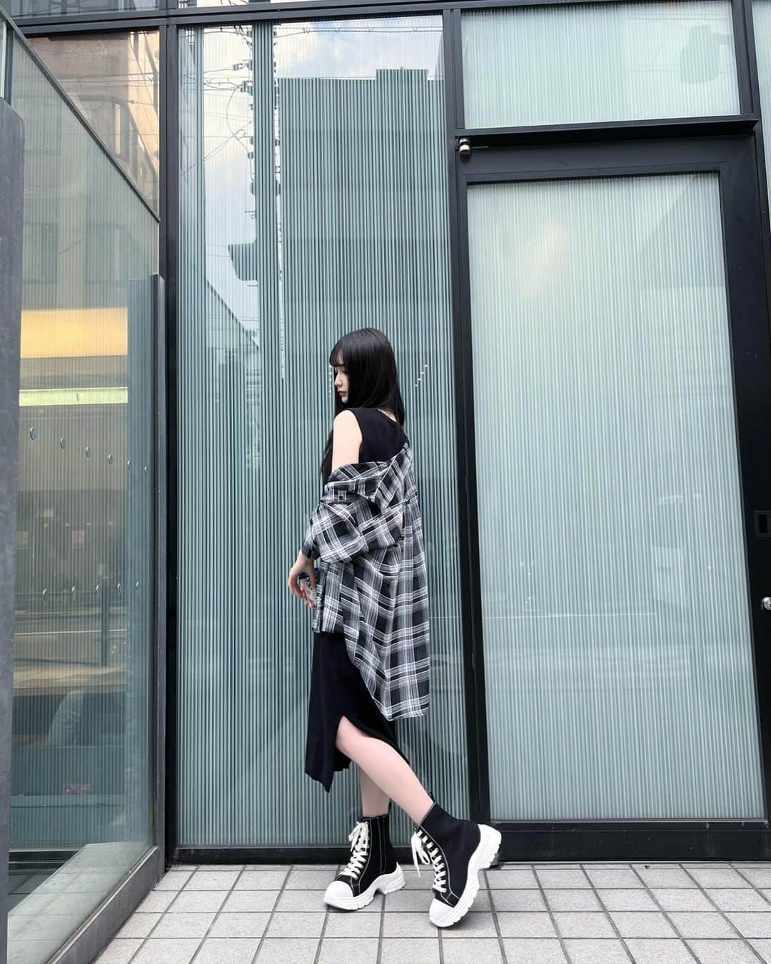 山本望叶さんのインスタグラム写真 - (山本望叶Instagram)「黒のワンピース好き🖤！あ、エクステ外して髪色暗くしたよ〜っ。 #ootd #code #コーデ #ワンピース #シャツコーデ #hm #emoda #spiralgirl」6月3日 21時43分 - mikana.yamamoto