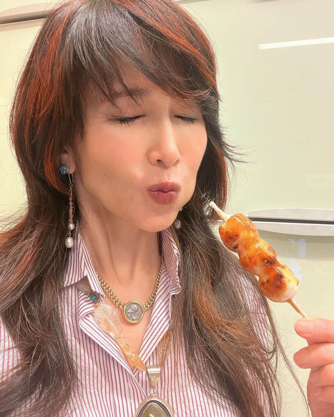 工藤静香さんのインスタグラム写真 - (工藤静香Instagram)「朝からずっとスタジオだったのでわかりませんでしたが、東京もかなり激しい天候だったみたいですね💧 お疲れ様でした。   @koki が買ってきてくれたみたらしを発見！　「美味しい！」より 「うまっ！」と声に出したくなる味でした。　 いや、実際は「うんまっ‼️」と叫びました😂😂😂  バッグ　@fendi」6月3日 22時24分 - kudo_shizuka