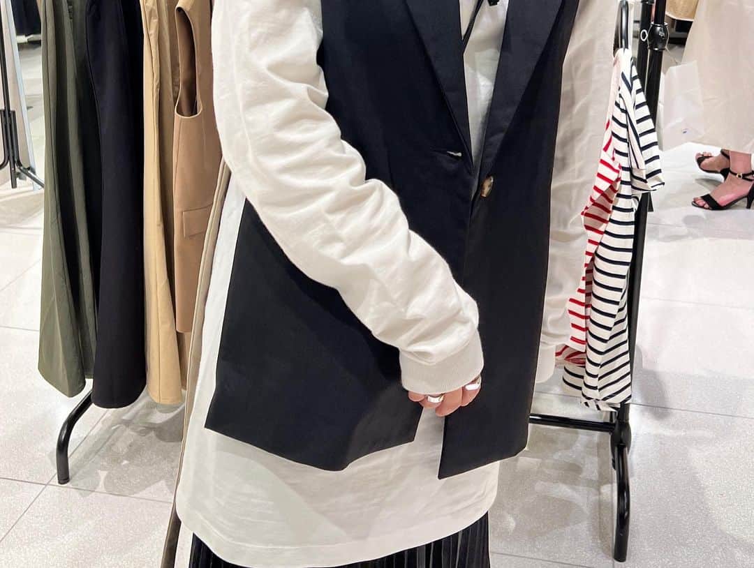 田中美麗さんのインスタグラム写真 - (田中美麗Instagram)「先日、ANIECAさんの渋谷のPOPUPにお邪魔させていただきました！  カジュアルからフォーマルまで着こなしの幅が広がりそうなアイテムが充実していて、かつ上品で落ち着いたデザインでどれもかわいかった〜  一番びっくりしたのは伸縮性のある素材でとても着やすい洋服ばかり、シンプルだけじゃなく、ひと工夫あまり見かけないお洒落なデザインやアクセントなどあって、人と被らなそうだからすごいいいなって思った♪  私はこのダブルで付けてるサングラスをゲット♡（かけてる方） すごい可愛い〜♪  ポップアップ絶対に行くべき〜！ 渋谷スクランブルスクエアの5階でやってますよ✨ ぜひ♪  #anieca」6月3日 22時40分 - mirei_tanaka_