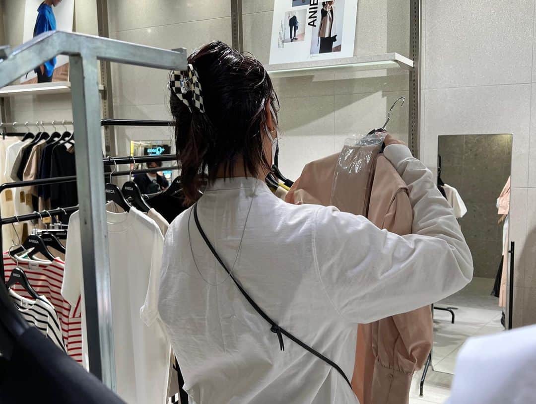 田中美麗さんのインスタグラム写真 - (田中美麗Instagram)「先日、ANIECAさんの渋谷のPOPUPにお邪魔させていただきました！  カジュアルからフォーマルまで着こなしの幅が広がりそうなアイテムが充実していて、かつ上品で落ち着いたデザインでどれもかわいかった〜  一番びっくりしたのは伸縮性のある素材でとても着やすい洋服ばかり、シンプルだけじゃなく、ひと工夫あまり見かけないお洒落なデザインやアクセントなどあって、人と被らなそうだからすごいいいなって思った♪  私はこのダブルで付けてるサングラスをゲット♡（かけてる方） すごい可愛い〜♪  ポップアップ絶対に行くべき〜！ 渋谷スクランブルスクエアの5階でやってますよ✨ ぜひ♪  #anieca」6月3日 22時40分 - mirei_tanaka_