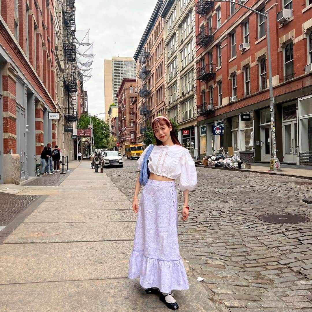 瀬戸あゆみさんのインスタグラム写真 - (瀬戸あゆみInstagram)「Me & @princessmei in SOHO Manhattan🏢🛍🇺🇸  スカートは秋物 @dear_sisterhood 🍂 ブラウスはMeiに借りた @miumiu 🎀 イヤリングはわたしがこの日NYで買った新しいmiumiuで、バッグとシューズは日本から持ってきたmiumiuです。 そしておそろいのブレスレットはわたしたちの友情の証。💕  #ayumi_journey  #ayumi_outfit  #dearsisterhood  #miumiu」6月4日 3時00分 - setoayumi