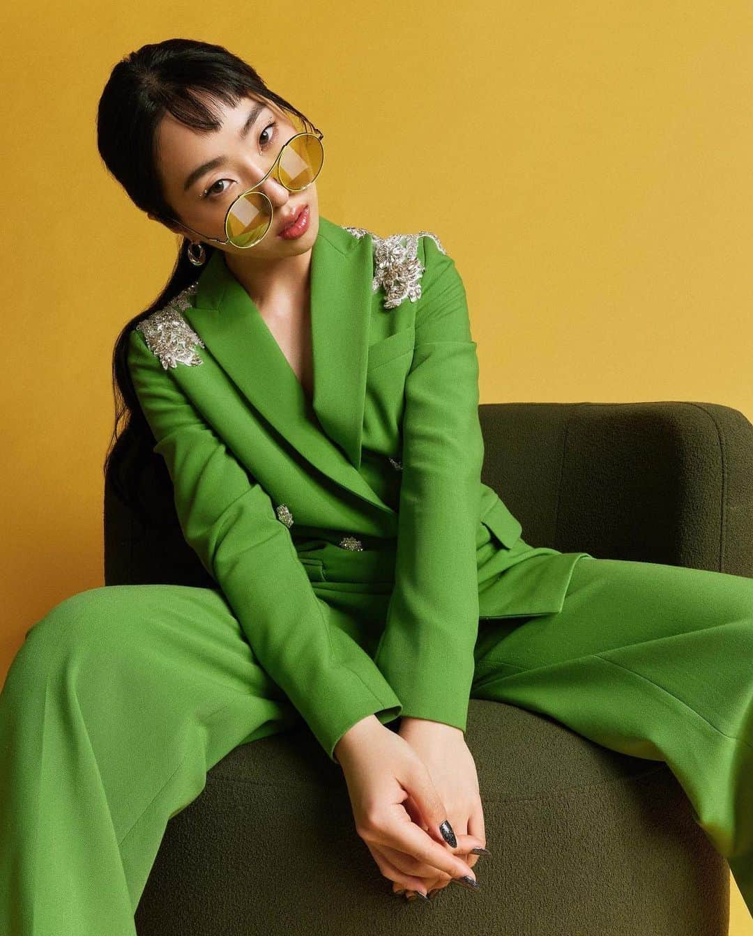 Yukiさんのインスタグラム写真 - (YukiInstagram)「IT’S FINALLY OUT!!! 😭 Issue 35 of @composure.mag featuring the beautiful @_minzy_mz 💖   Huge thank you to the entire team and for trusting me to creative direct! I am so honored and grateful for this amazing experience 🙏🏼🙏🏼🙏🏼   Swipe for some BTS and for a glimpse of my serious work face 😂   Cover team:  Photo @randytran.photography  Video @brannon_gee for @agency__cm  Creative Director @yukibomb  Stylist @sky_is_dlimit  MUA @archangelachelsea  Hair @hairbyyuichi  Photo Assist @dorianqd  Photo Retoucher @anhlene  Location @theheights.la  Production @agency__cm   Cover look @louisvuitton x @supremenewyork x @helenanthonyofficial   #minzy #minzy2ne1 #2ne1 #2ne1minzy #kpop #kpopqueen #kpopqueens #composuremagazine #magazinecover  #bts」6月4日 6時43分 - yukibomb