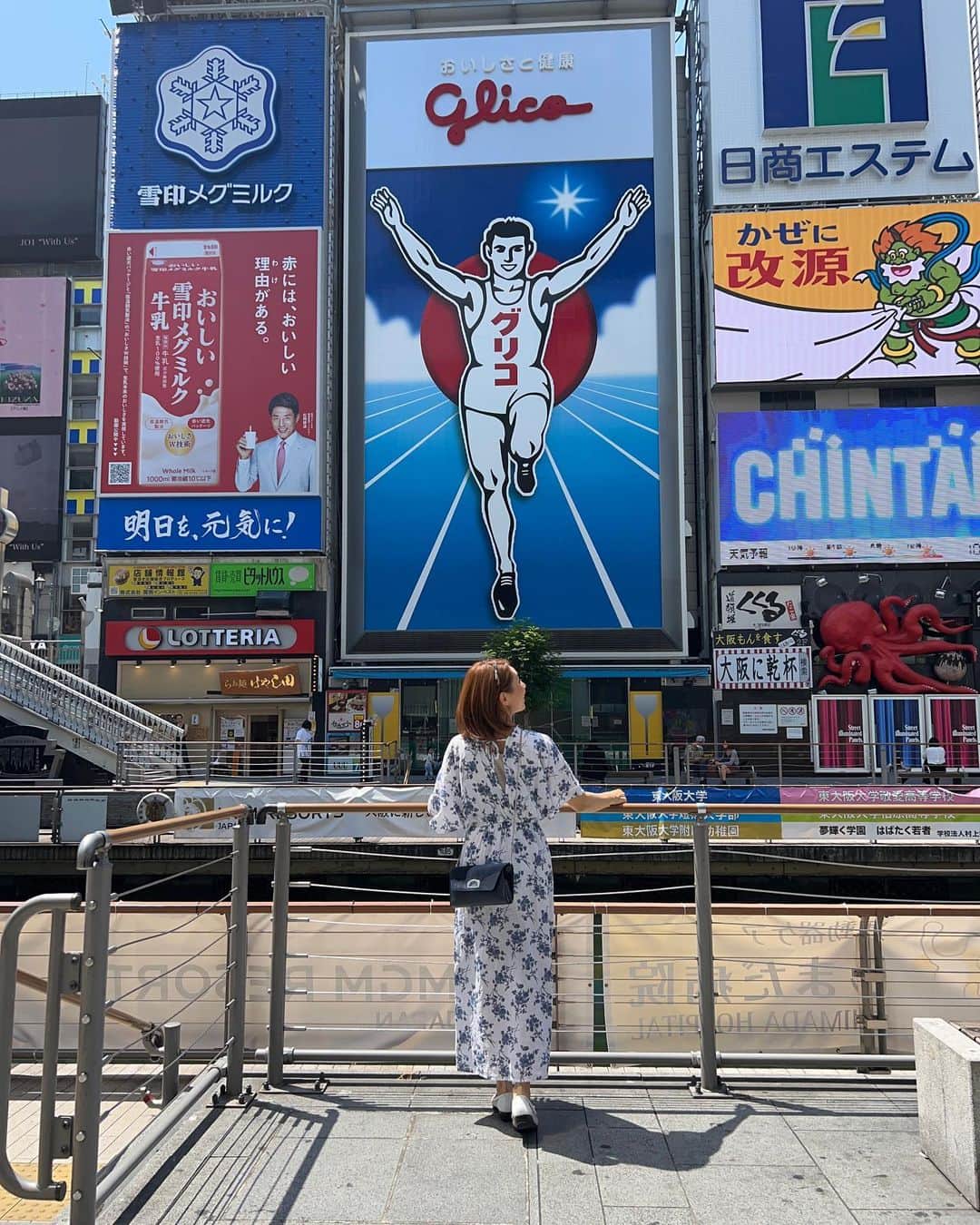 宮田綾子さんのインスタグラム写真 - (宮田綾子Instagram)「←リールも見てね🐙道頓堀やっほー大阪にやってきました 大阪来て映画まで満喫、笑 なんばパークスはすごく思い出深い所で、今年もまたラベンダーが沢山いい香りだったよ💠 とっても素敵な宿に泊まったので次に紹介します♨️   リールは毎日夜20時頃投稿しています！ベルマークをオンにして見てね🔔いいね、保存励みになります✨ 大阪、名古屋、京都の投稿していきます、フォローしてチェックしてね❤️ @ayako__miyata        ୨୧┈┈┈┈┈┈┈┈┈┈┈┈┈┈┈┈┈୨୧ オンラインインスタコンサルティングはプロフURLをご覧ください ↓50代ママのプロフィール、フォローはこちら @ayako__miyata  ୨୧┈┈┈┈┈┈┈┈┈┈┈┈┈┈┈┈┈୨୧  #大阪 #大阪観光 #大阪旅行 #道頓堀 #心斎橋 #グリコポーズ #グリコ看板 #国内旅行 #たびじょ #タビジョ #retrip_osaka」6月4日 7時17分 - ayako__miyata
