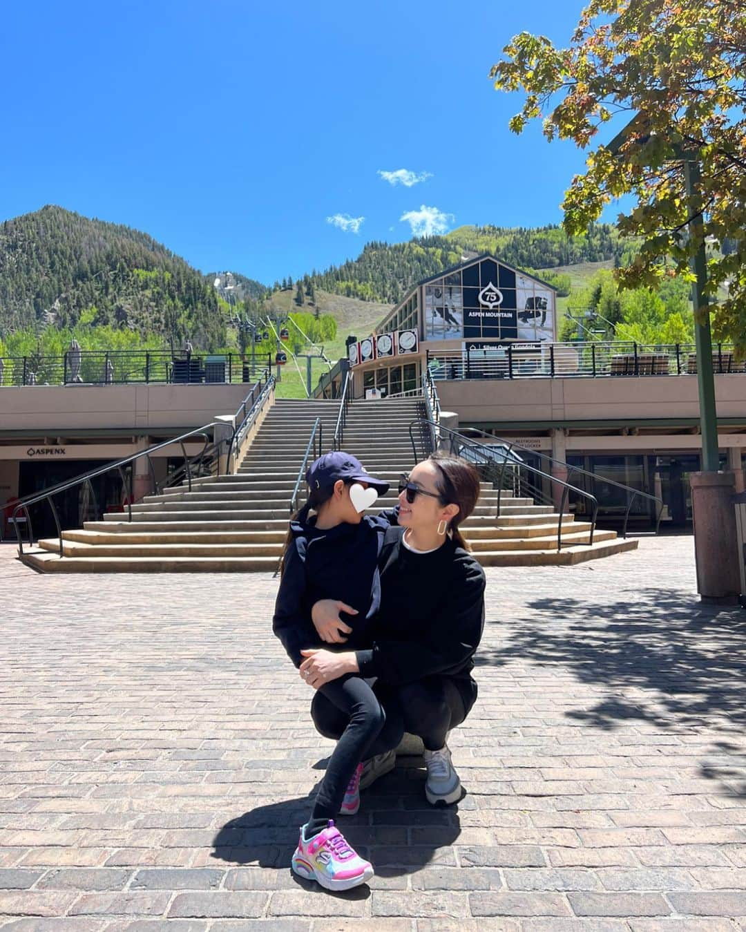 翁安芸さんのインスタグラム写真 - (翁安芸Instagram)「Gorgeous weather in ASPEN🌳  空も青く、空気が澄んでいておいしいコロラド州のアスペン。  標高が高いので、身体が慣れるまで水分補給をしながら街をお散歩。  Top #synetokyo #シントウキョウ TEE #BLAMINK #ブラミンク Leggings #lululemon #ルルレモン Bag #goyard #ゴヤール  Sneakers #nikesacai #ナイキサカイ   #aspen #colorado #コロラド州 #アスペン #summer2022 #momanddaughter #akiweng #翁安芸」6月4日 8時27分 - akinyc