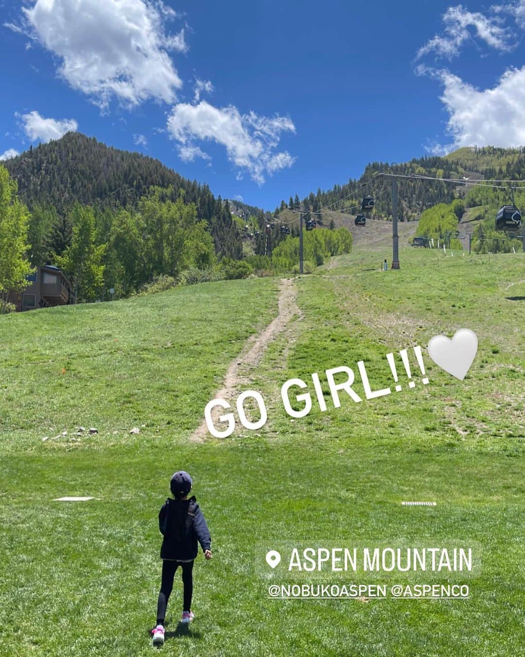 翁安芸さんのインスタグラム写真 - (翁安芸Instagram)「ハイキングからの公園🌳☀️ まだまだ元気で体力ある5歳。  大人が着いていくのに精一杯！！ ゼーゼー言ってます😵💦  公園ではすぐお友達をつくってみんなで遊んで楽しいね💓  #aspen #colorado #コロラド州 #アスペン #summer2022」6月4日 8時44分 - akinyc