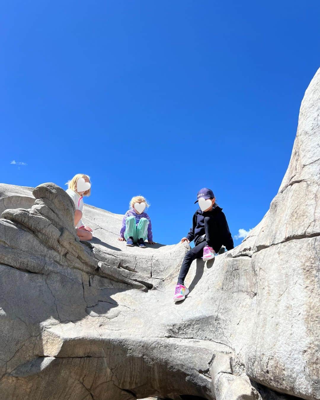 翁安芸さんのインスタグラム写真 - (翁安芸Instagram)「ハイキングからの公園🌳☀️ まだまだ元気で体力ある5歳。  大人が着いていくのに精一杯！！ ゼーゼー言ってます😵💦  公園ではすぐお友達をつくってみんなで遊んで楽しいね💓  #aspen #colorado #コロラド州 #アスペン #summer2022」6月4日 8時44分 - akinyc