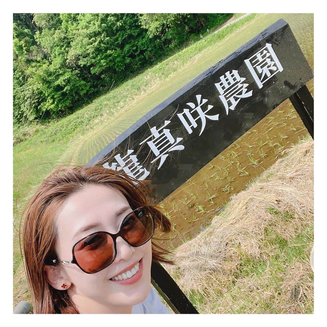 龍真咲さんのインスタグラム写真 - (龍真咲Instagram)「おはようございます🌞 暑いですねぇ💦 今日は土曜日ラジオあります‼︎(もしやナイターー。。) #龍真咲のMOONLIGHTPARTY#ニッポン放送#fm93am1242#radiko でもお聴きいただけます📻✨ぜひっ😊  先日、田植えしてきました🌾 今年からお米を育てる事にしまして…。新米は、龍真咲オンラインサロンメンバーに試食してもらう事になっています🌾楽しいイベントを掲げながら#SDGs についての学びもしつつメンバーさんと楽しくさせて頂いてます☺️ご興味のある方は来期にぜひ💡💡 これまでのこの農家さんのお米を頂いていてとても美味しかったので、今回からオーナーになりました⤴︎ いつもはmailのやりとりですが実際にお会いして、人と触れ合い田んぼと触れ合い🐸(田んぼ入る前に色々な生き物がいらしてビビりまくり笑)心も身体もリフレッシュしました👍 泥んこ、ほんとこけなくて良かったです😅 手だけは男役の名残りでしょうか。。職人風です笑笑  #田植え #米作り１年生   @niwa.medical_official」6月4日 9時46分 - masaki_ryu