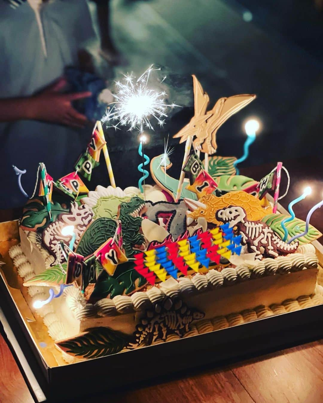 神崎恵さんのインスタグラム写真 - (神崎恵Instagram)「・ 先日、三男のお誕生日会をしました。 園で一緒だった大好きなお友だちと久々の再会。 まだまだ慣れない新しい生活に揉まれる中、仲のいいお友だちとの時間は頑張る力になったようです。(わたしも同じく) @ai_okada_ さんに作っていただいたケーキ。 かわいすぎてびっくりした😳🦖🦕🥚🌋🦴🔥🌿🎂✨ 苺のショートケーキ。お味もとっっても美味しかったです。 またお願いしたい✨」6月4日 11時18分 - megumi_kanzaki