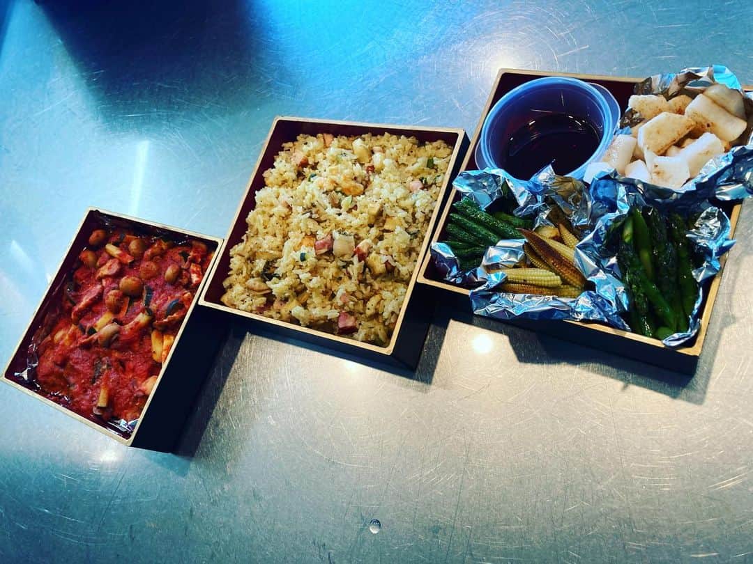 安藤優子さんのインスタグラム写真 - (安藤優子Instagram)「お重な日‼️  かなりのおそようございます‼️  今朝は知人にお届けするお重をこしらえていました。  メニューは、ミートボールのトマト煮込み、シーフードのカレーピラフ、揚げ野菜と水菜の麺つゆバルサミコ酢サラダです。  カレーピラフは、シーフードミックスとベーコン、ズッキーニを使って、炊飯器で炊きました。  最初に具材に、白ワインとニンニクのすりおろし、カレー粉をもみ込んでおきます。あとはカレー粉と塩胡椒、お醤油少々を入れて、具材を上にのせて炊くだけ。  仕上げにバターをポトリ。  揚げ野菜は、長芋、インゲン、アスパラ、ベビーコーンをさっと揚げ焼きにして、よく油を切って詰めました。  麺つゆバルサミコ酢は、密閉容器に入れて。  水菜はパリッとさせてから、ポリ袋に入れてあります。  後で混ぜていただく方式です。  ではお届けに行ってきます‼️  リンもお供です。（笑）  #ミートボールのトマト煮込み  #シーフードカレーピラフ  #揚げ野菜の麺つゆバルサミコサラダ  #フレンチブルドッグ  #安藤優子」6月4日 11時19分 - yukoando0203