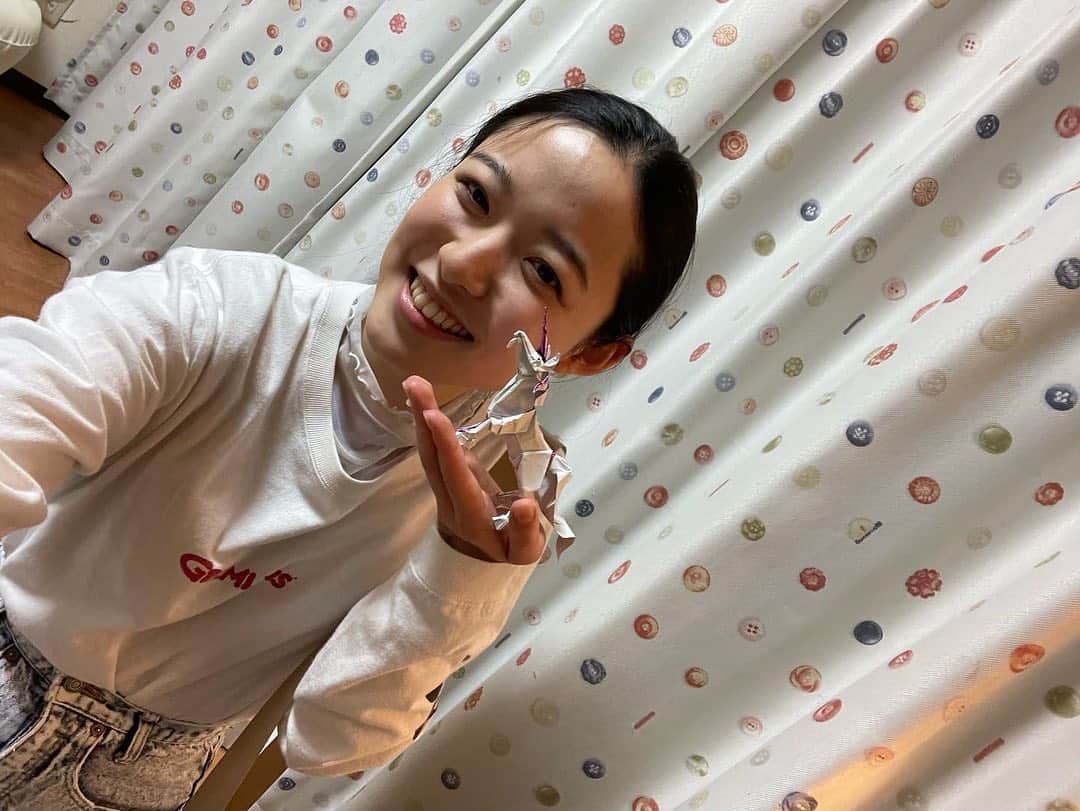 藤野涼子さんのインスタグラム写真 - (藤野涼子Instagram)「🦄  折り紙のフェニックス凄いですよね!! 渚ちゃんに壊されるシーンを見た時は本当に心が痛みました…。笑 　プロの手で約5日間かけて作ったらしいです。。。  すずめちゃんのお家にあったユニコーンとゴールデンレトリバーの折り紙と一緒に📸」6月4日 12時30分 - ryoko_fujino_official