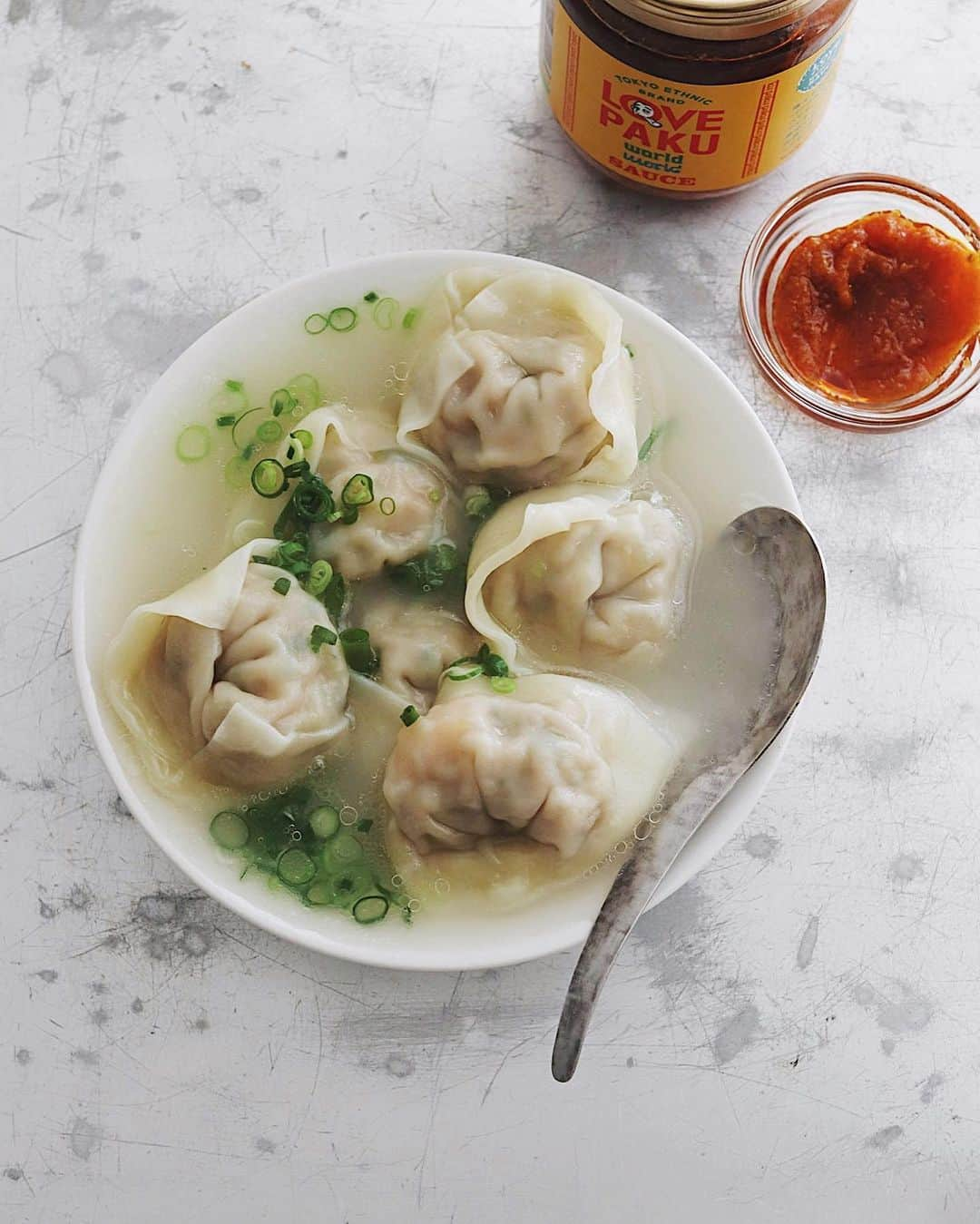 樋口正樹さんのインスタグラム写真 - (樋口正樹Instagram)「Wonton🍤 . 今日の昼は蒲田の上海わんたん。 ここ数年、車検に行くついでに 買っているほんとおいしいやつ。 今回は海老と椎茸のパック２つ✌️ . 数日前にコレをラブパク味変し 食べてた人をインスタで見かけ、 今回マネしましたが、うんうん やっぱりとっても良く合います😋 @lovepakusauce . . . . #上海わんたん食彩厨房 #上海わんたん #海老ワンタン #ワンタン #雲呑 #鮮蝦雲吞 #扁食 #餛飩 #餛飩湯 #抄手 #蒲田グルメ #大田区グルメ #教えたくないお店 #ラブパク #lovepaku #lovepakusauce #wontonsoup #wonton」6月4日 13時19分 - higuccini